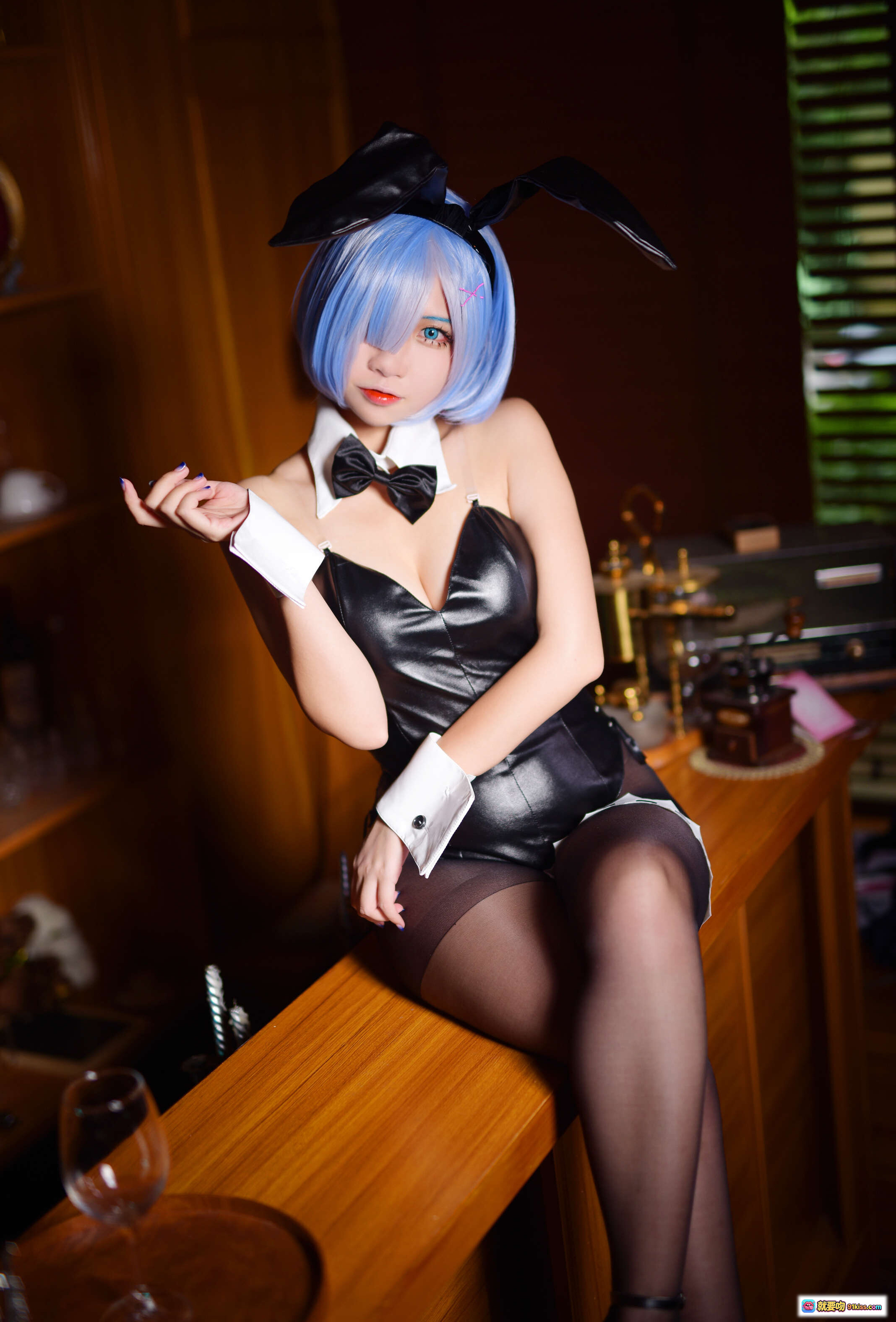 图片[5] - 二佐Nisa NO.043 蕾姆兔女郎COS写真 | 蓝发黑丝兔耳制服美腿酒吧场景高清图集 - 就要吻