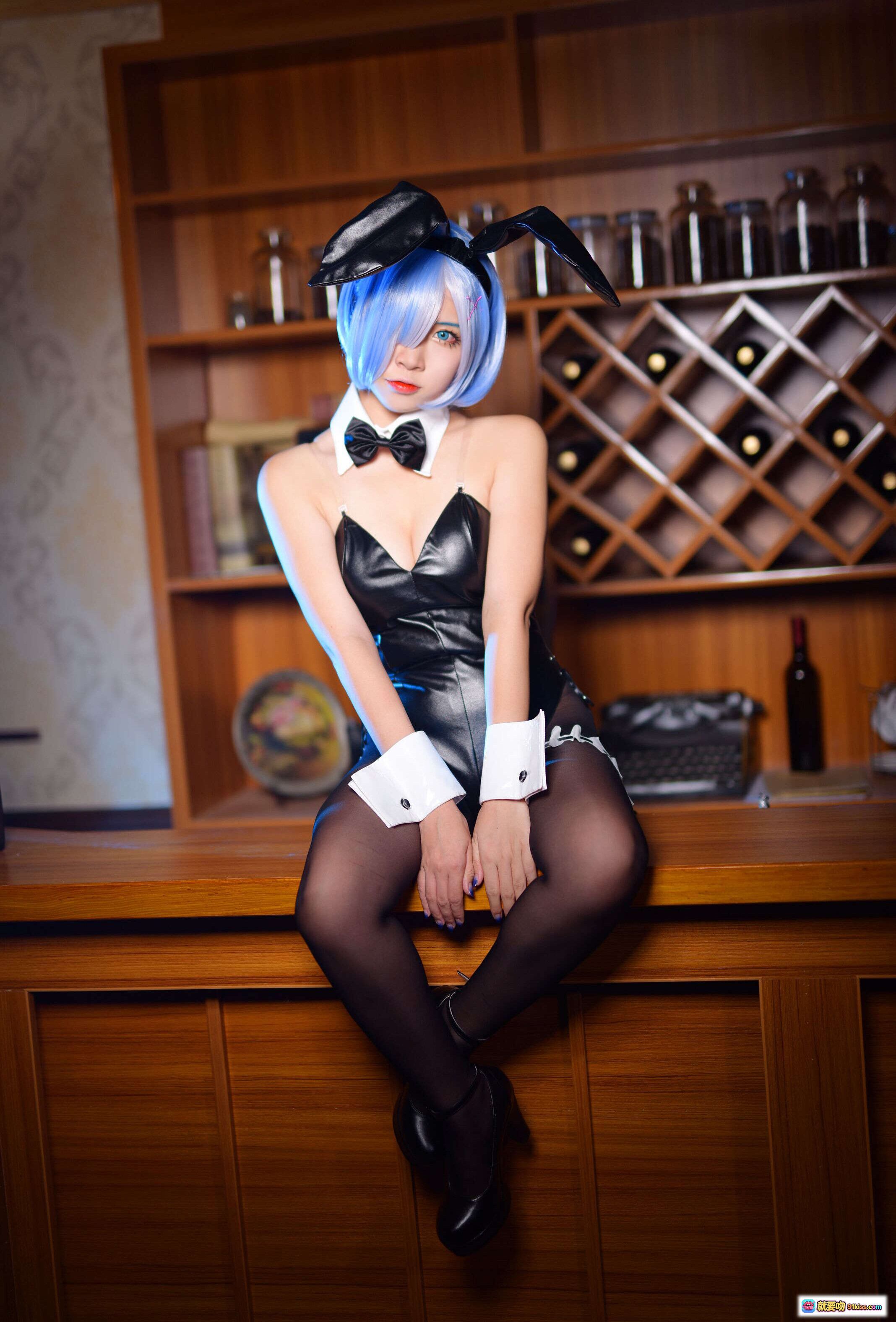 图片[10] - 二佐Nisa NO.043 蕾姆兔女郎COS写真 | 蓝发黑丝兔耳制服美腿酒吧场景高清图集 - 就要吻