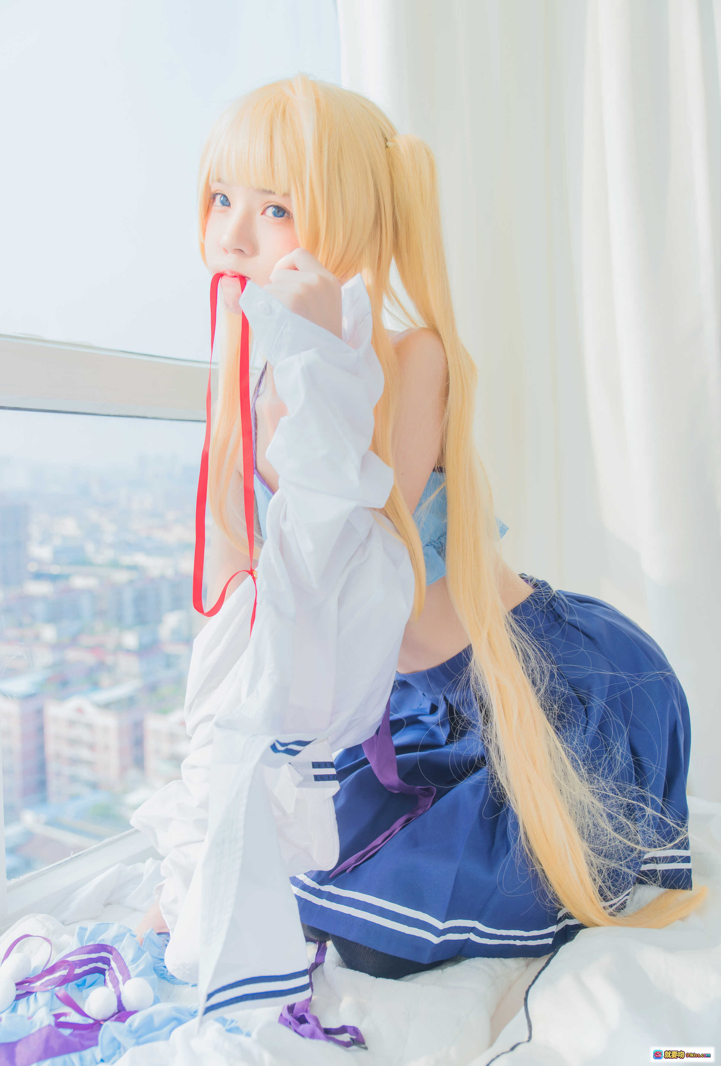 图片[9] - 桜桃喵英梨梨COS写真 金发双马尾蓝裙白衬衫窗边少女风清新日系二次元美图 - 就要吻