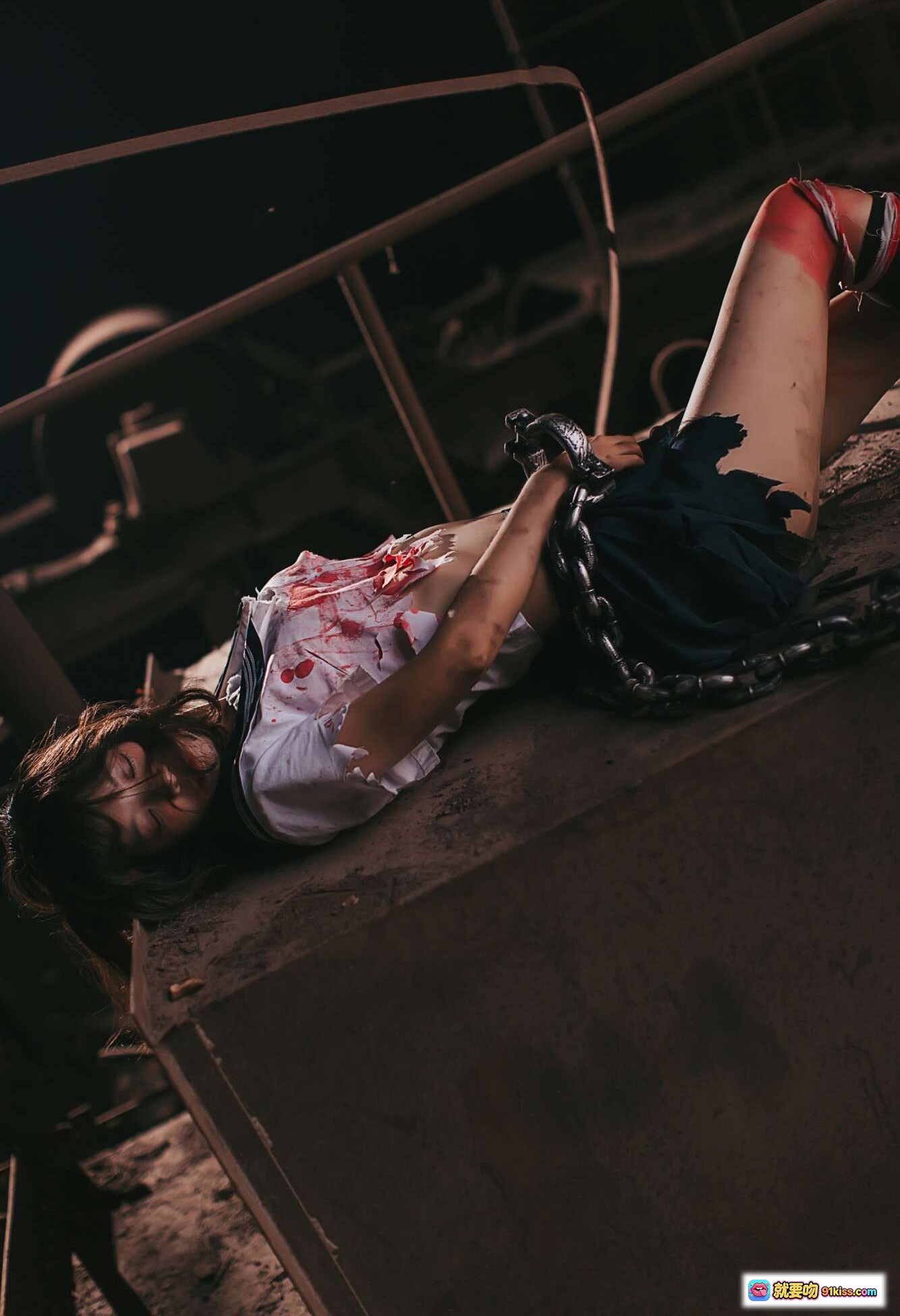 疯猫ss NO.004 被囚禁少女 Cosplay 血迹妆容 铁链束缚 工业废墟场景 暗黑系写真 44P高清图集 - 就要吻
