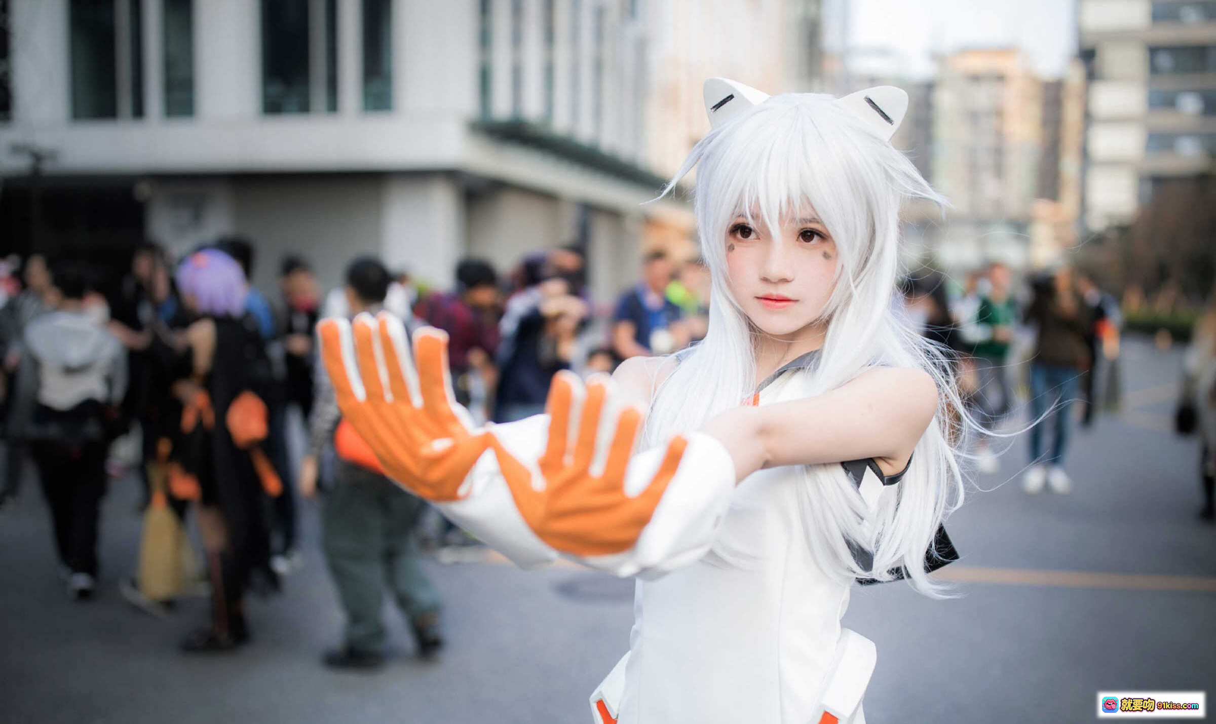 图片[9] - 桜桃喵Cosplay机动战队遥角色扮演 白发猫耳造型 橙色手套街拍写真 二次元动漫展现场实拍 - 就要吻