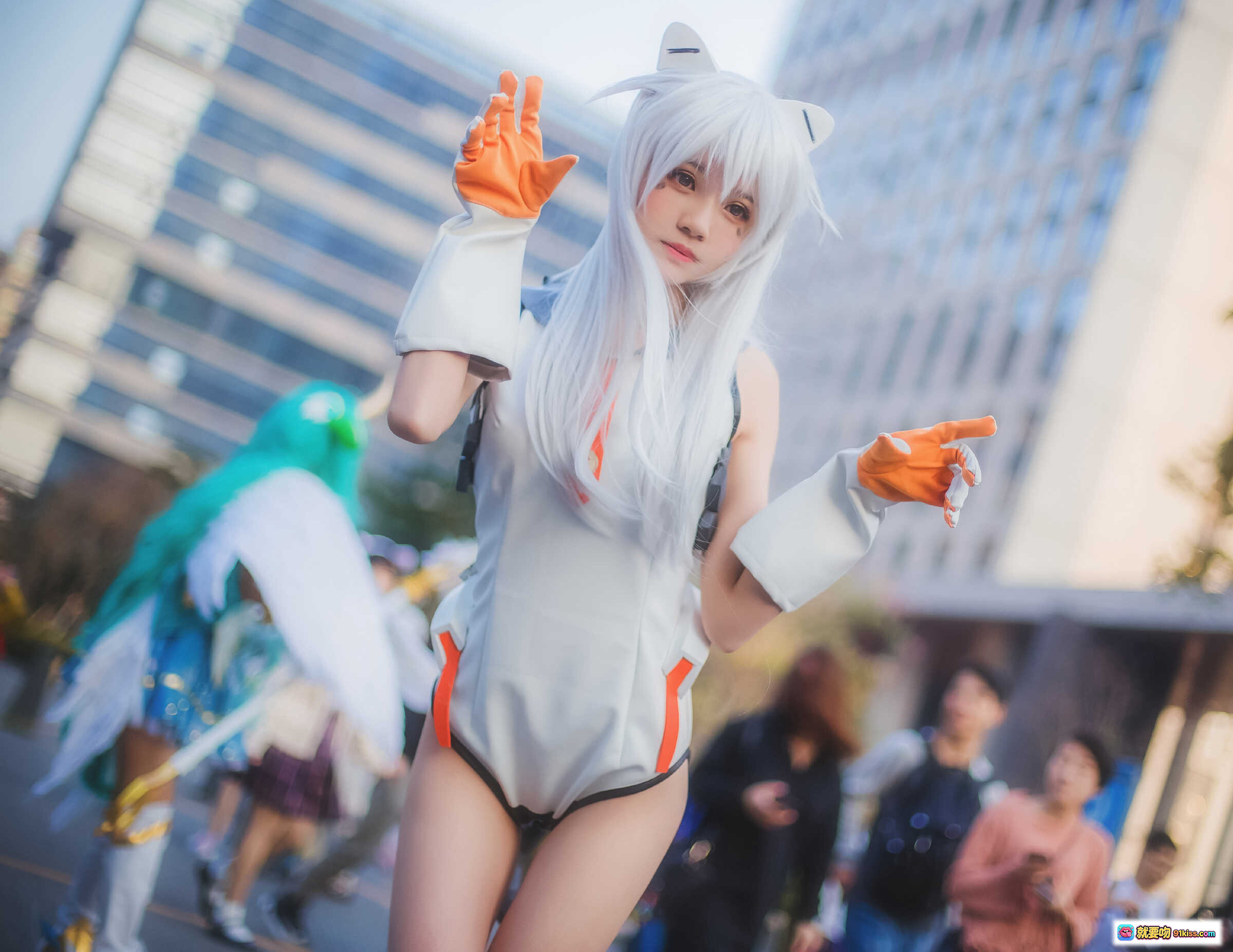 桜桃喵Cosplay机动战队遥角色扮演 白发猫耳造型 橙色手套街拍写真 二次元动漫展现场实拍 - 就要吻