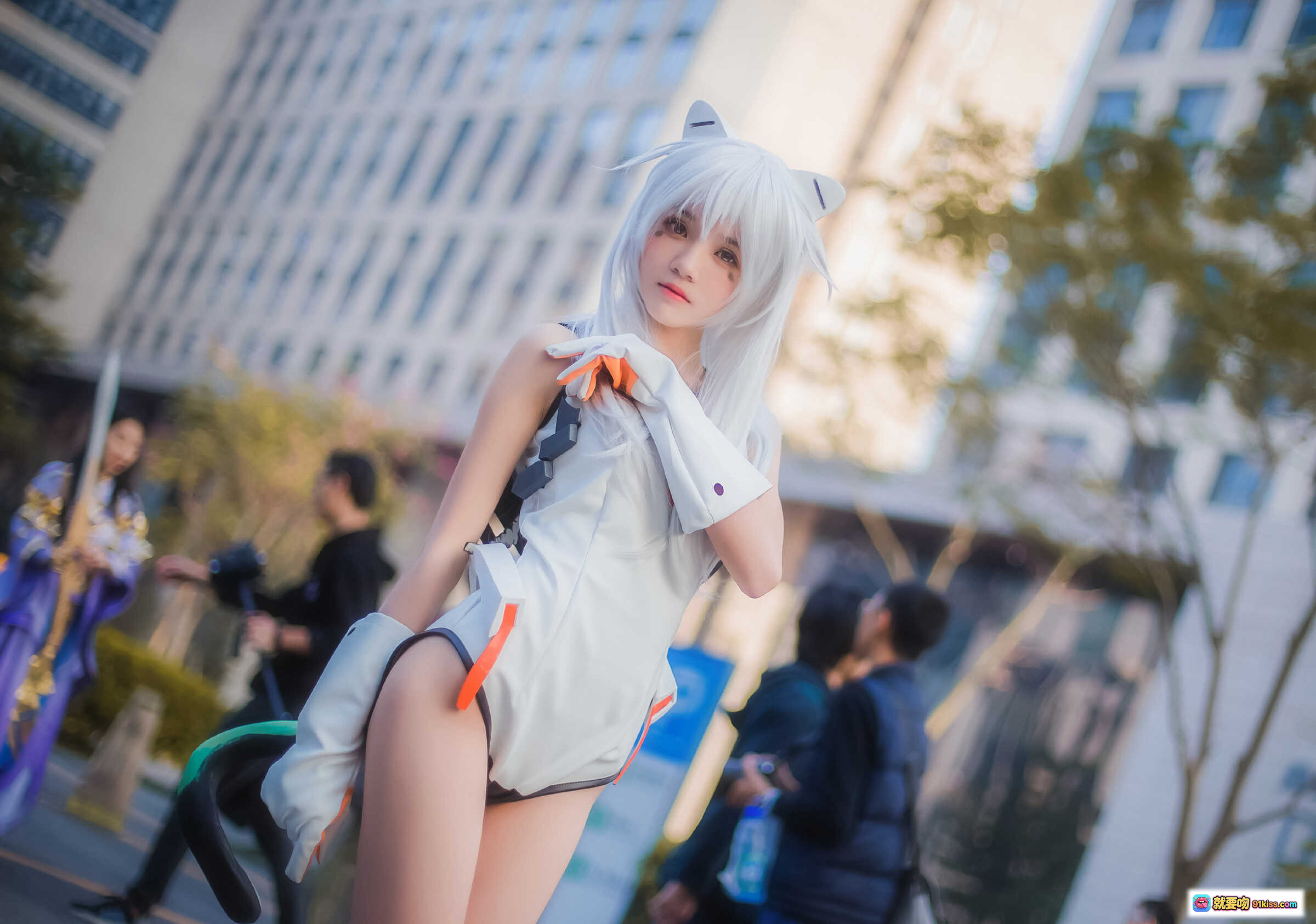 图片[4] - 桜桃喵Cosplay机动战队遥角色扮演 白发猫耳造型 橙色手套街拍写真 二次元动漫展现场实拍 - 就要吻