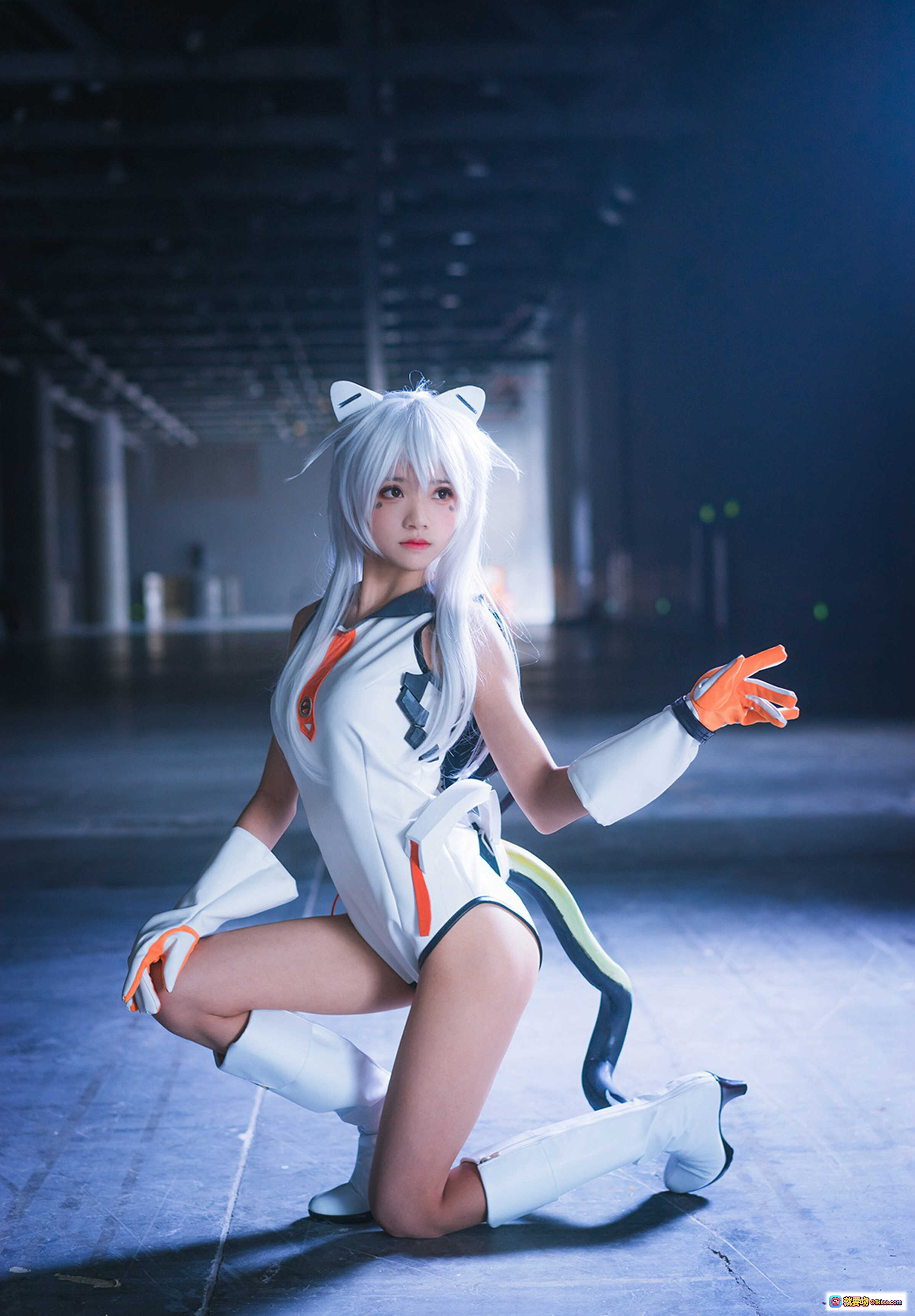 图片[5] - 桜桃喵Cosplay机动战队遥角色扮演 白发猫耳造型 橙色手套街拍写真 二次元动漫展现场实拍 - 就要吻