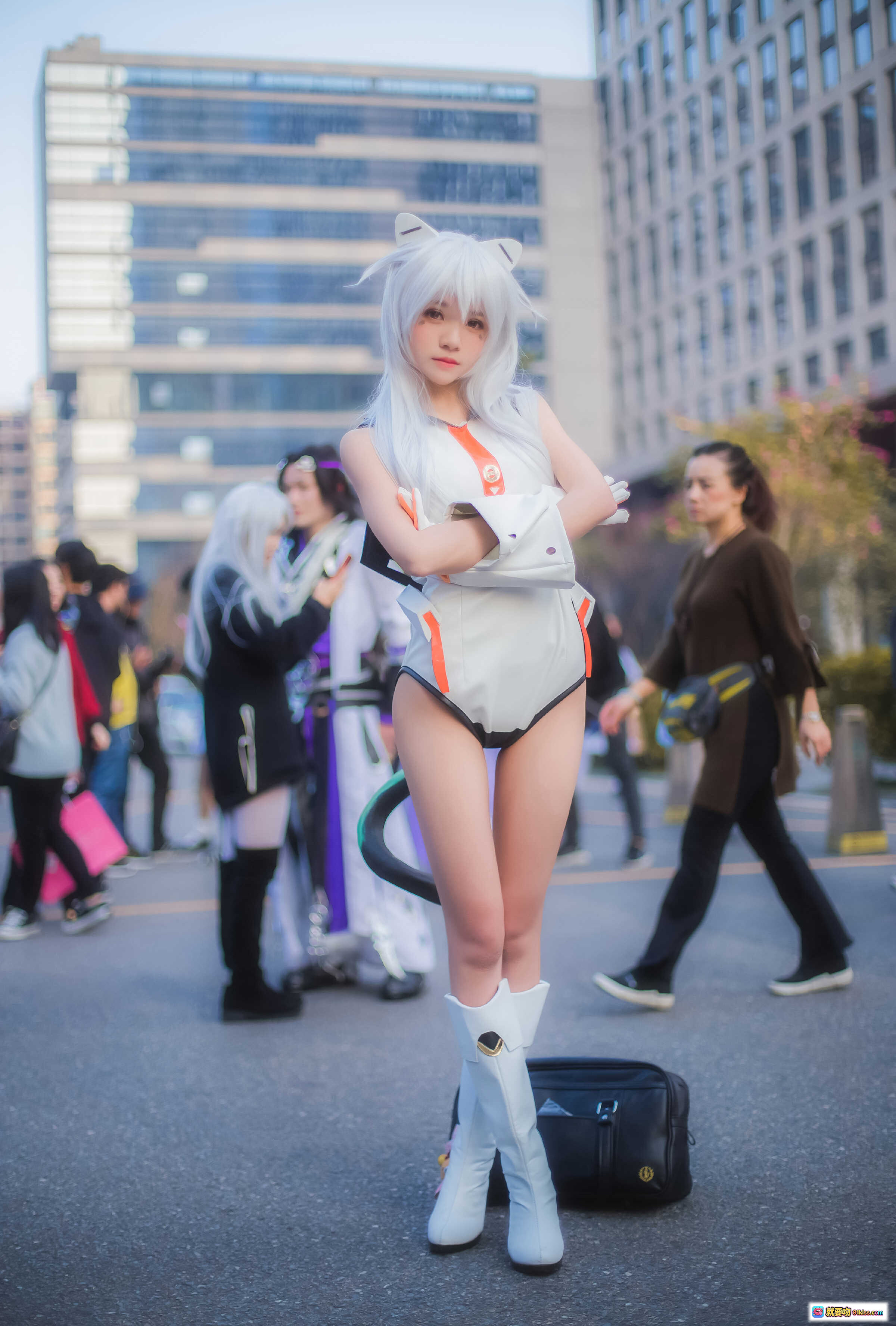 图片[6] - 桜桃喵Cosplay机动战队遥角色扮演 白发猫耳造型 橙色手套街拍写真 二次元动漫展现场实拍 - 就要吻
