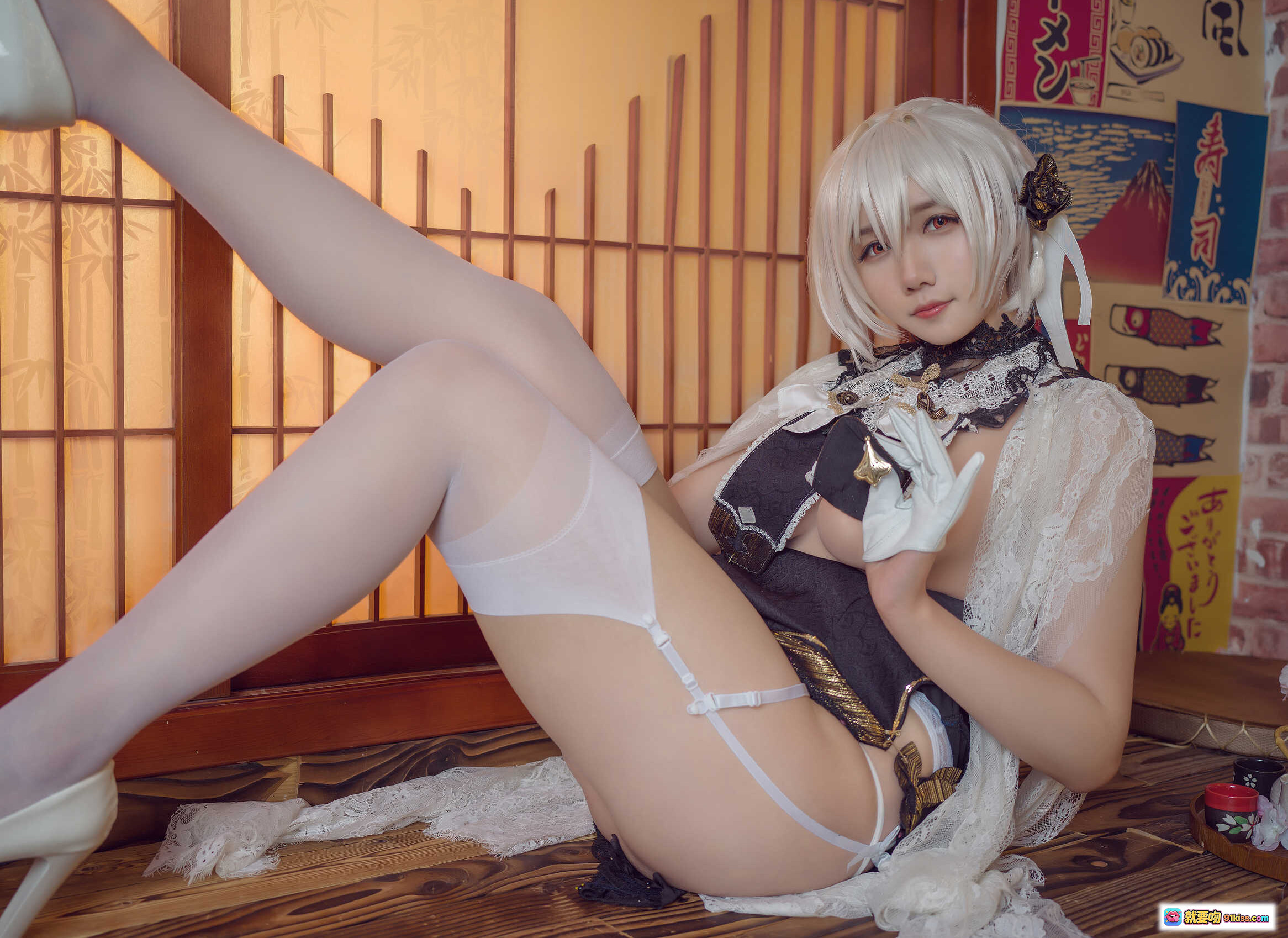 麻花酱NO.006天狼星旗袍cos写真｜白发少女蕾丝黑金旗袍+白色丝袜高跟+日式和风背景30P高清图集 - 就要吻