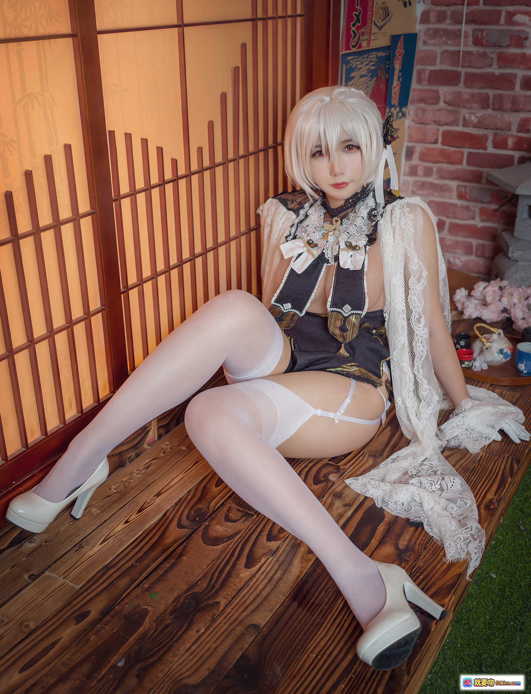 图片[2] - 麻花酱NO.006天狼星旗袍cos写真｜白发少女蕾丝黑金旗袍+白色丝袜高跟+日式和风背景30P高清图集 - 就要吻