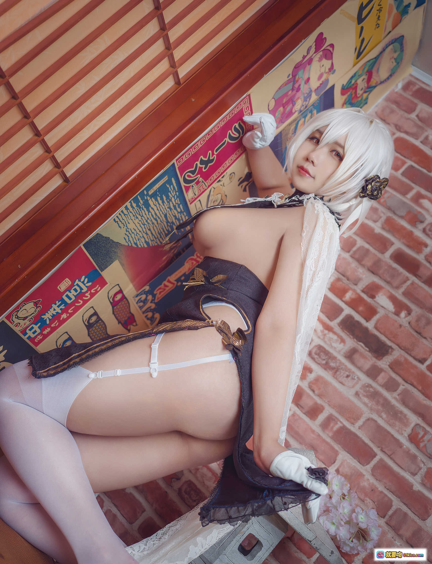 图片[4] - 麻花酱NO.006天狼星旗袍cos写真｜白发少女蕾丝黑金旗袍+白色丝袜高跟+日式和风背景30P高清图集 - 就要吻