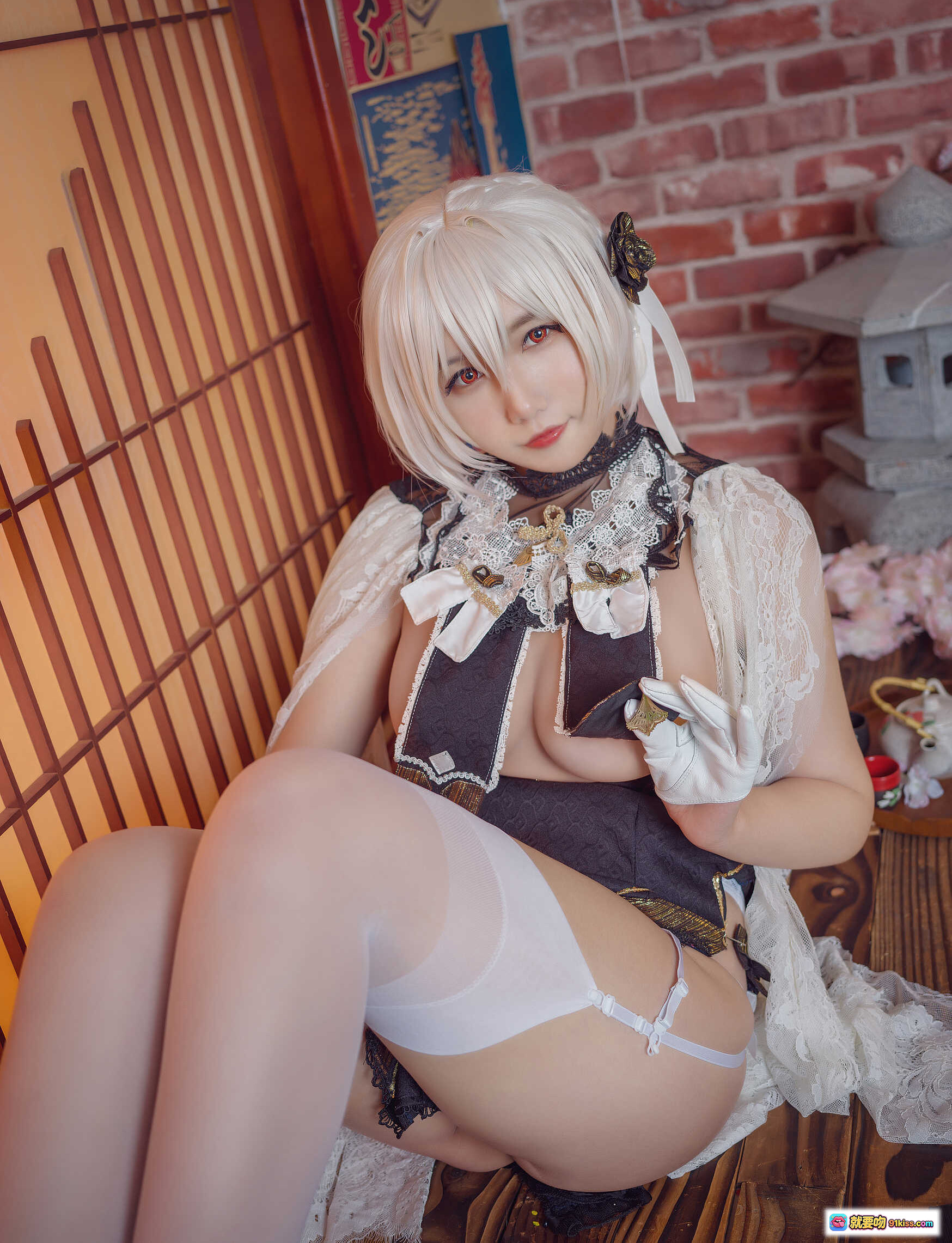 图片[9] - 麻花酱NO.006天狼星旗袍cos写真｜白发少女蕾丝黑金旗袍+白色丝袜高跟+日式和风背景30P高清图集 - 就要吻