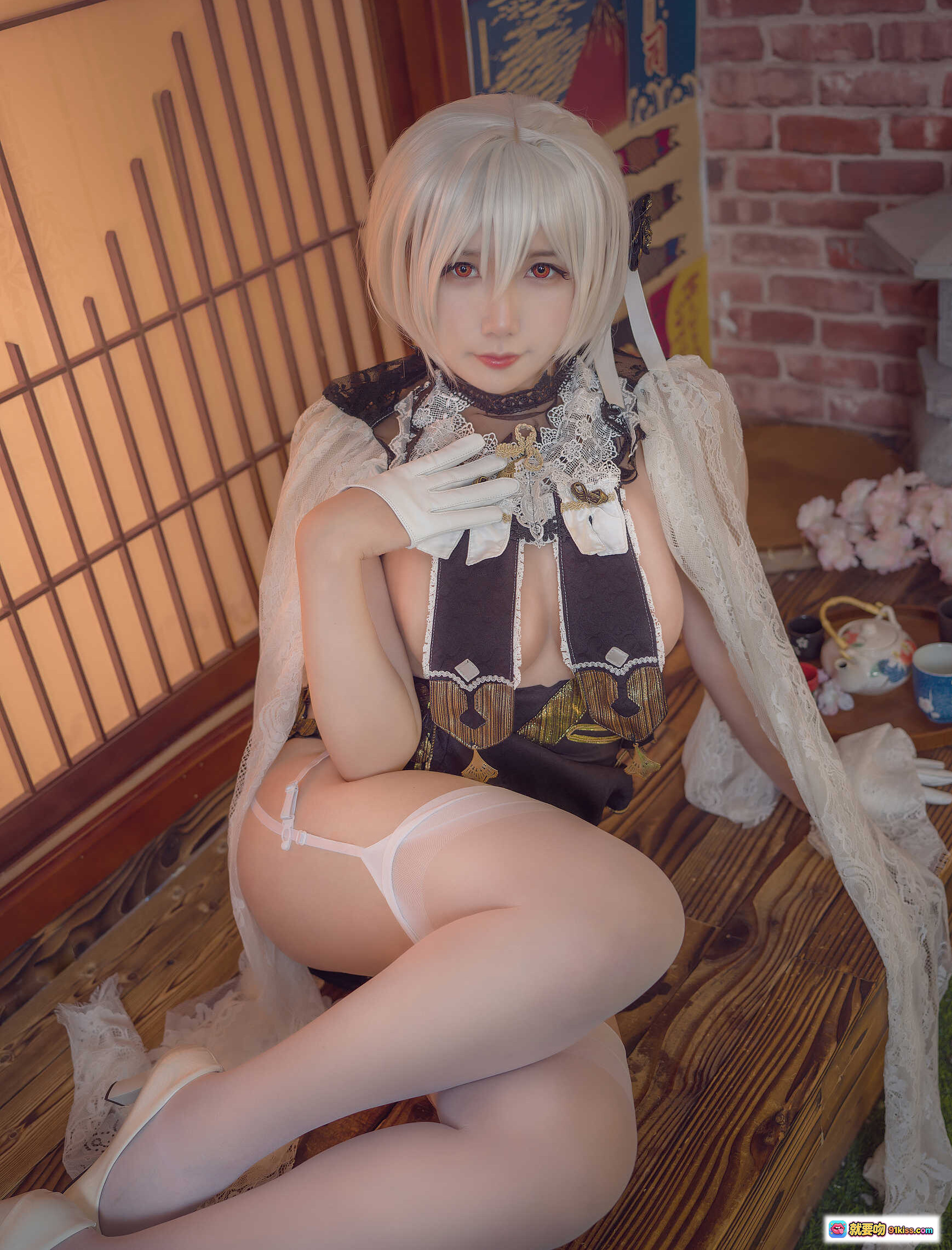 图片[6] - 麻花酱NO.006天狼星旗袍cos写真｜白发少女蕾丝黑金旗袍+白色丝袜高跟+日式和风背景30P高清图集 - 就要吻