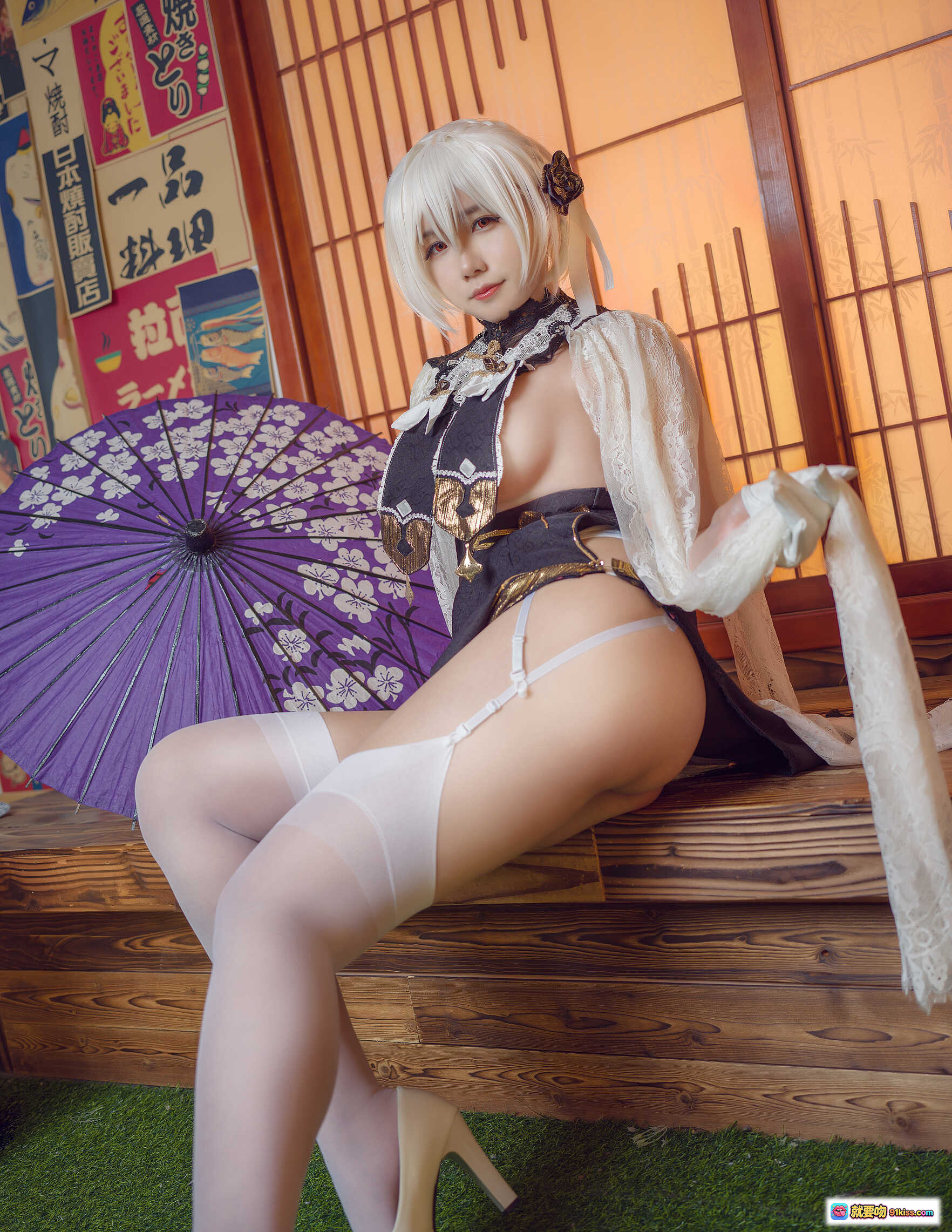 图片[10] - 麻花酱NO.006天狼星旗袍cos写真｜白发少女蕾丝黑金旗袍+白色丝袜高跟+日式和风背景30P高清图集 - 就要吻