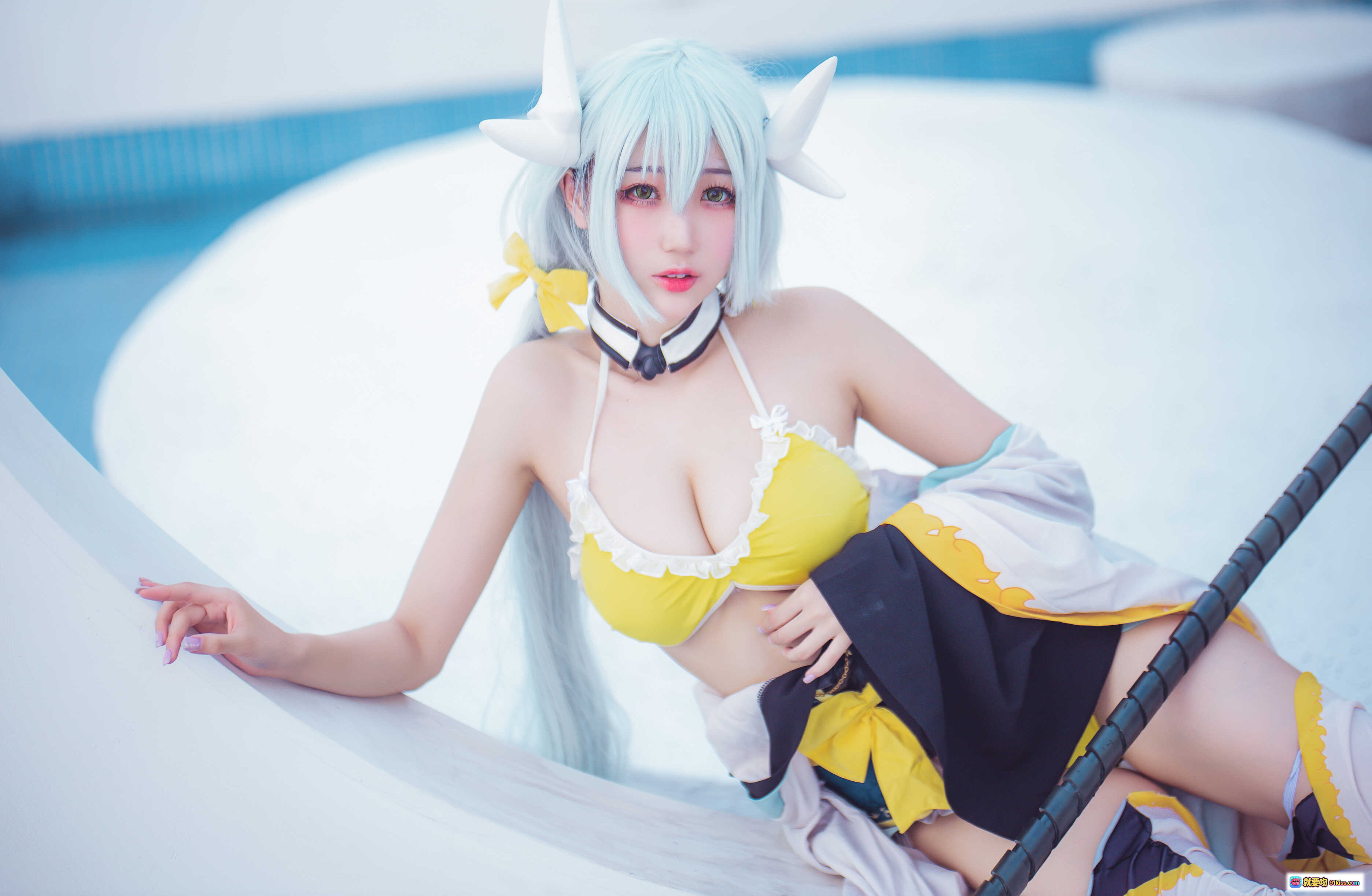 周叽可爱兔兔NO.031清姬cosplay泳池写真 黄色比基尼白发角饰少女风美图 - 就要吻