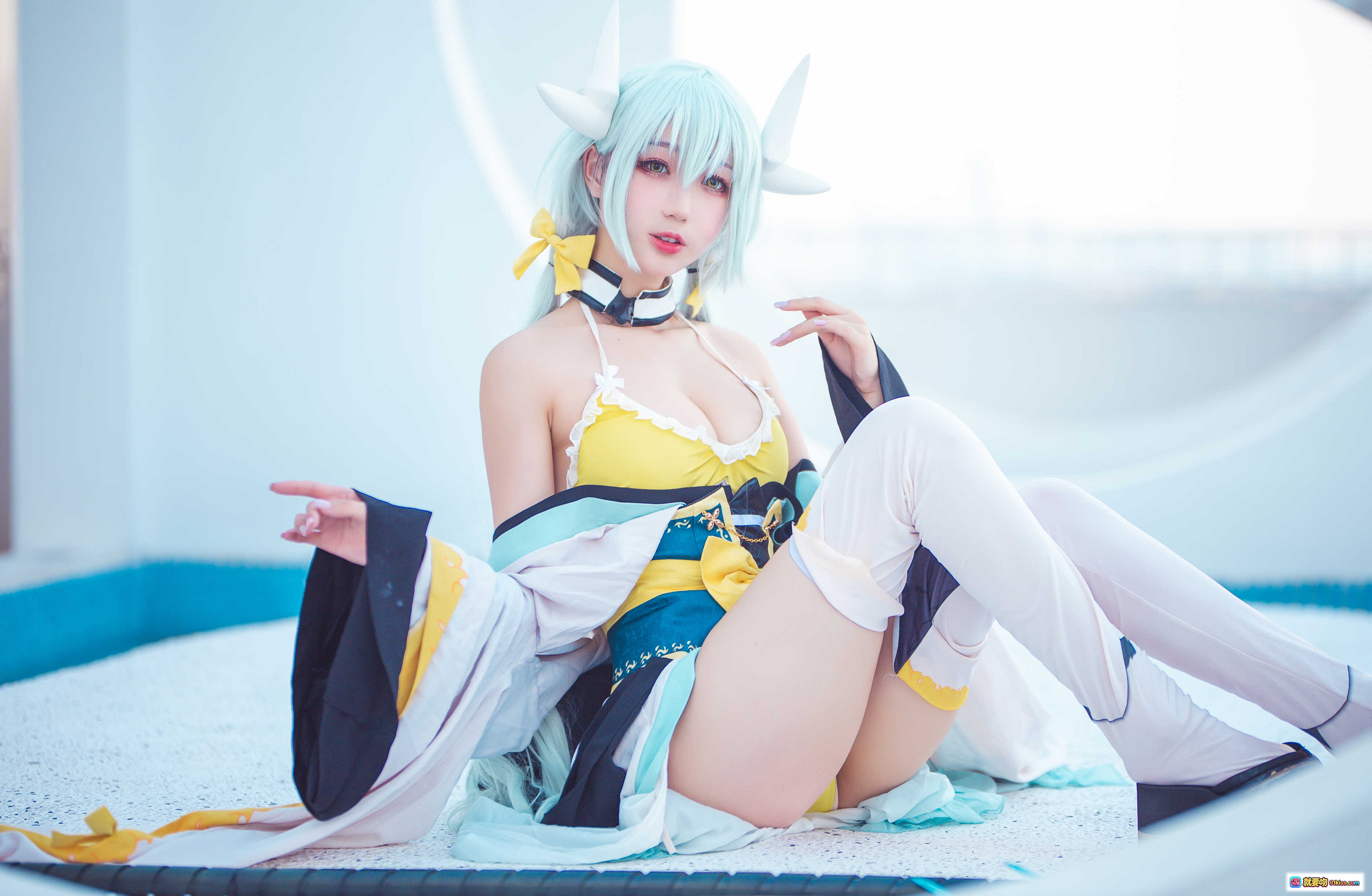 图片[8] - 周叽可爱兔兔NO.031清姬cosplay泳池写真 黄色比基尼白发角饰少女风美图 - 就要吻