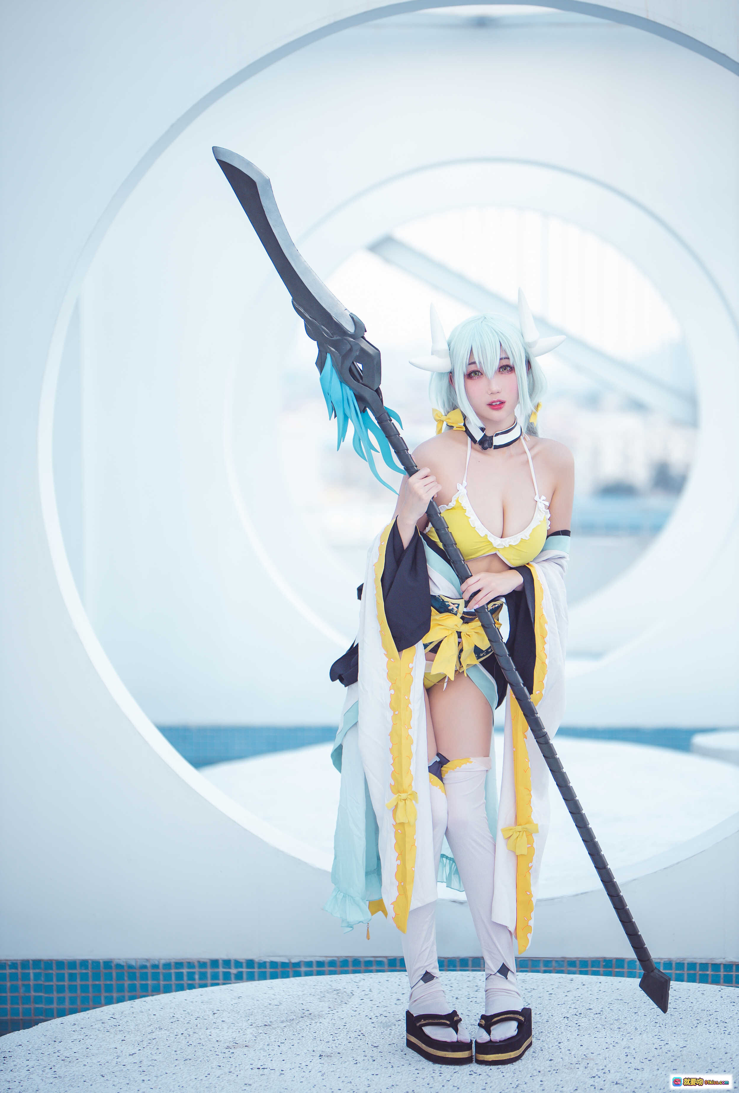 图片[2] - 周叽可爱兔兔NO.031清姬cosplay泳池写真 黄色比基尼白发角饰少女风美图 - 就要吻