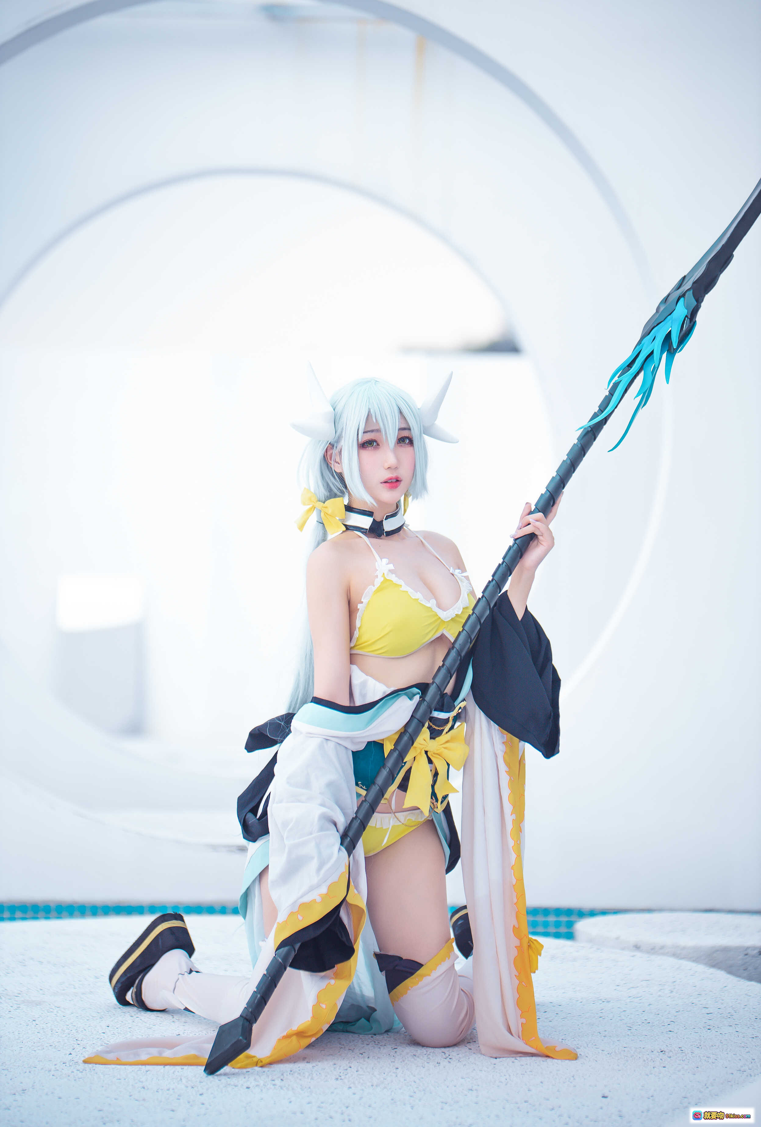 图片[9] - 周叽可爱兔兔NO.031清姬cosplay泳池写真 黄色比基尼白发角饰少女风美图 - 就要吻