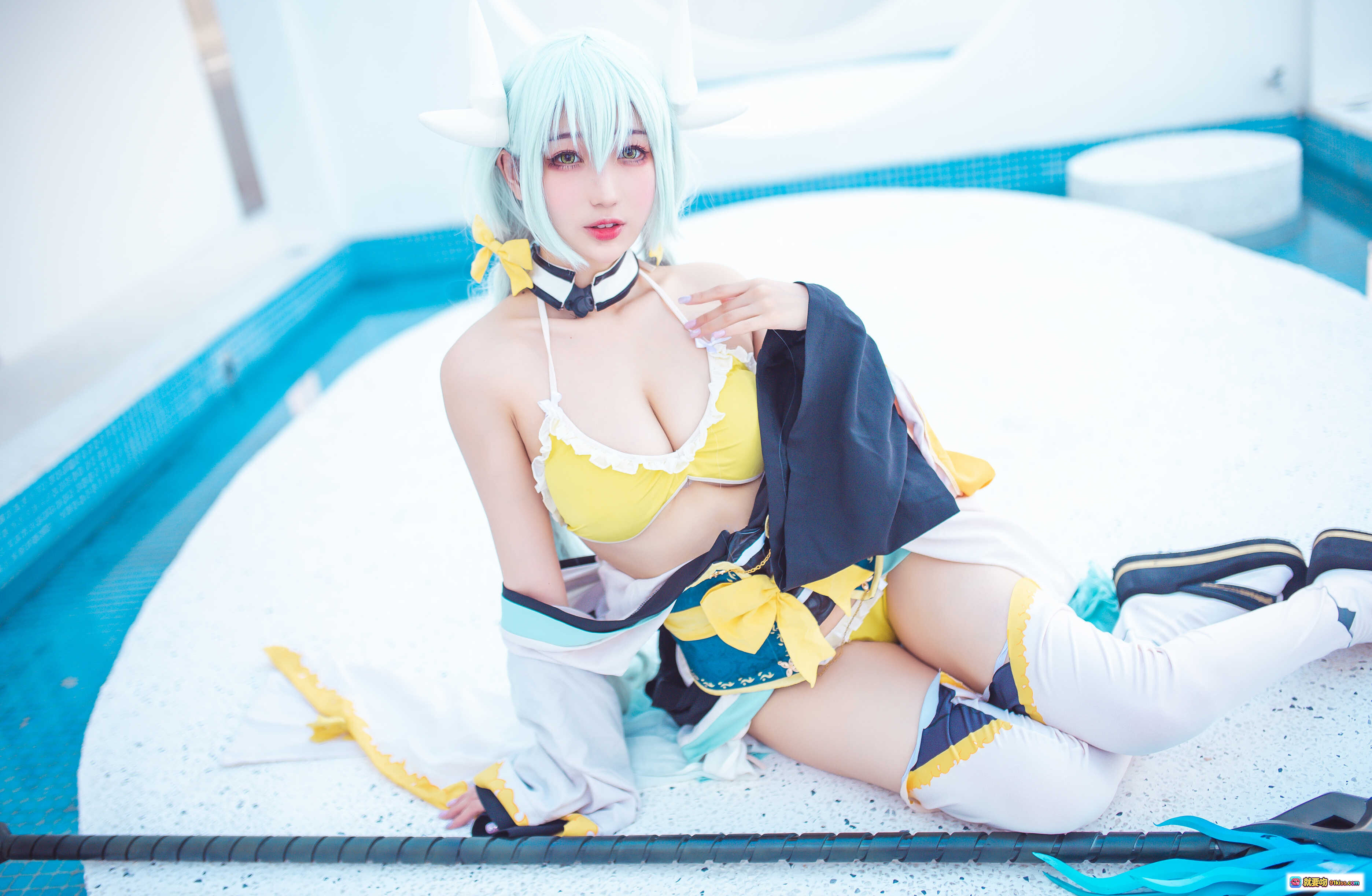 图片[7] - 周叽可爱兔兔NO.031清姬cosplay泳池写真 黄色比基尼白发角饰少女风美图 - 就要吻
