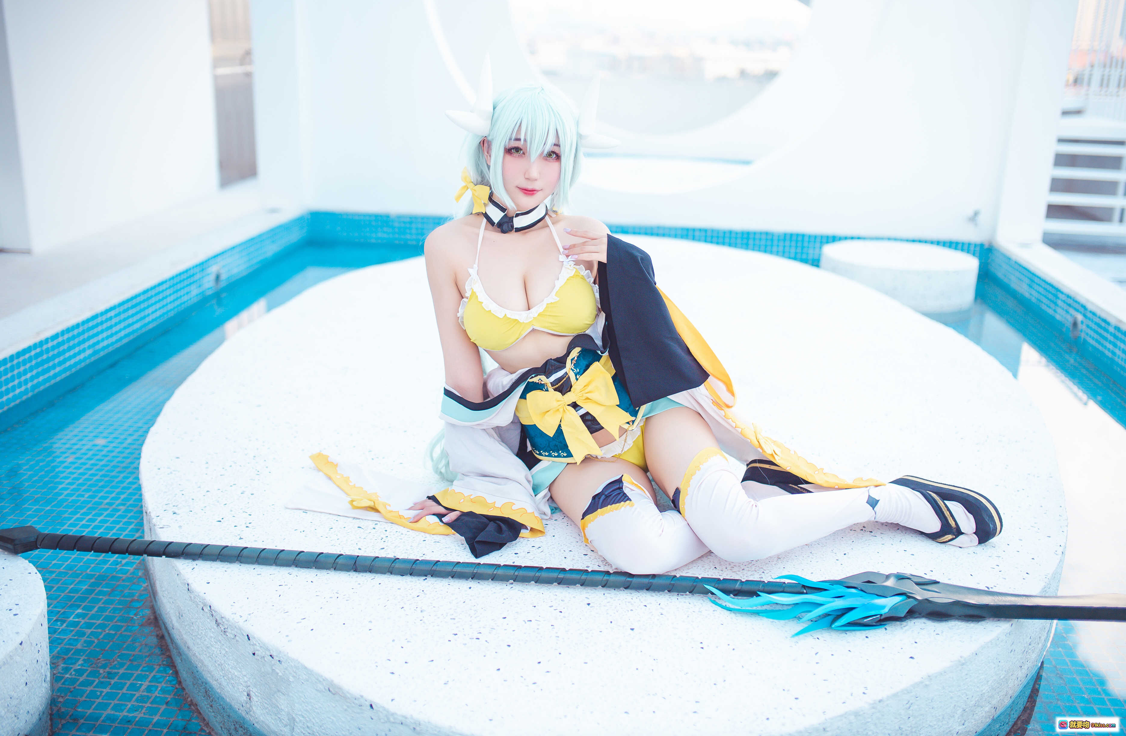 图片[5] - 周叽可爱兔兔NO.031清姬cosplay泳池写真 黄色比基尼白发角饰少女风美图 - 就要吻