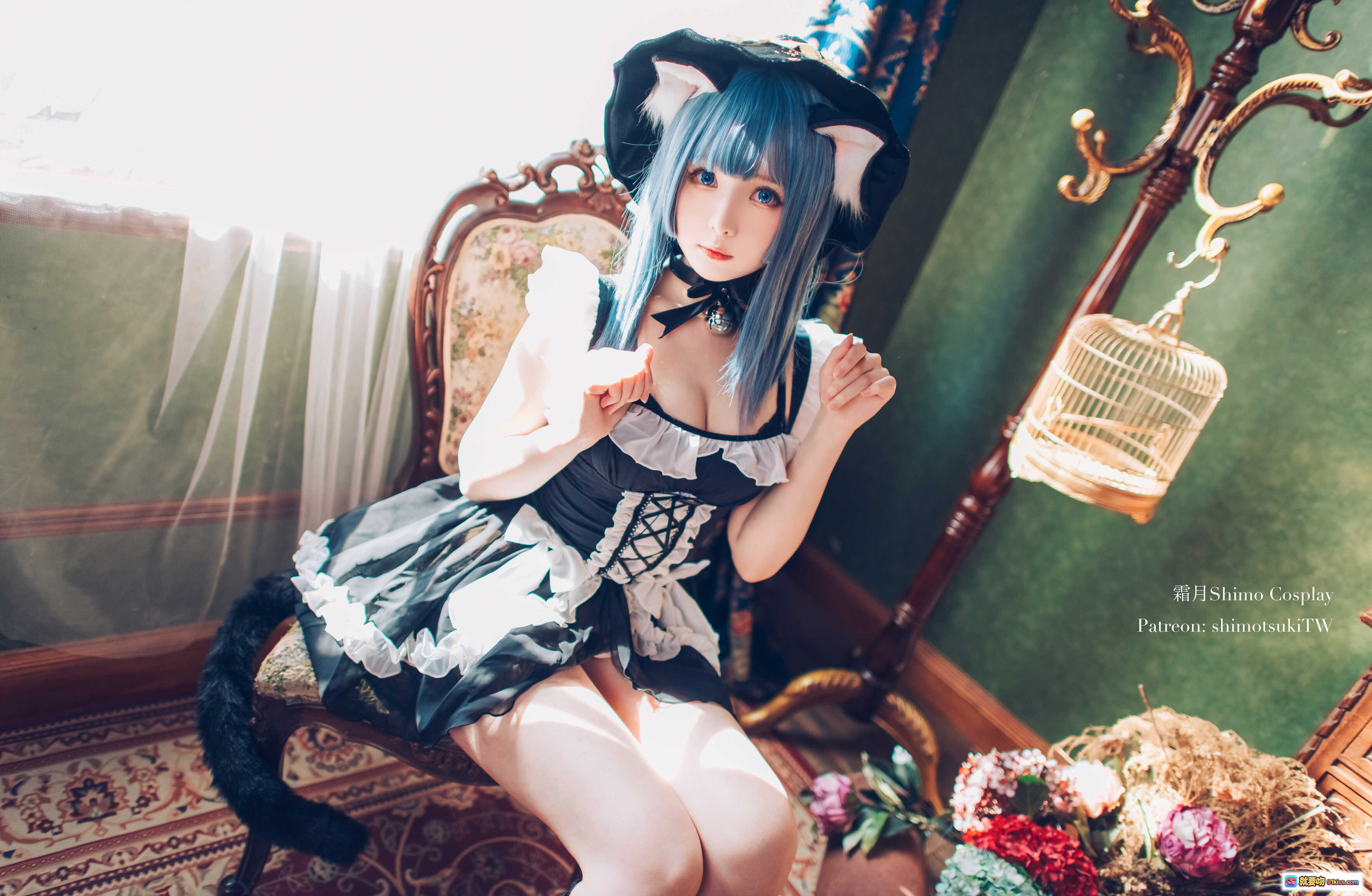 图片[2] - 霜月Shimo Cosplay私房写真NO.015｜蓝发猫耳女仆装蕾丝黑丝美腿｜复古宫廷风花艺场景18P高清图集 - 就要吻