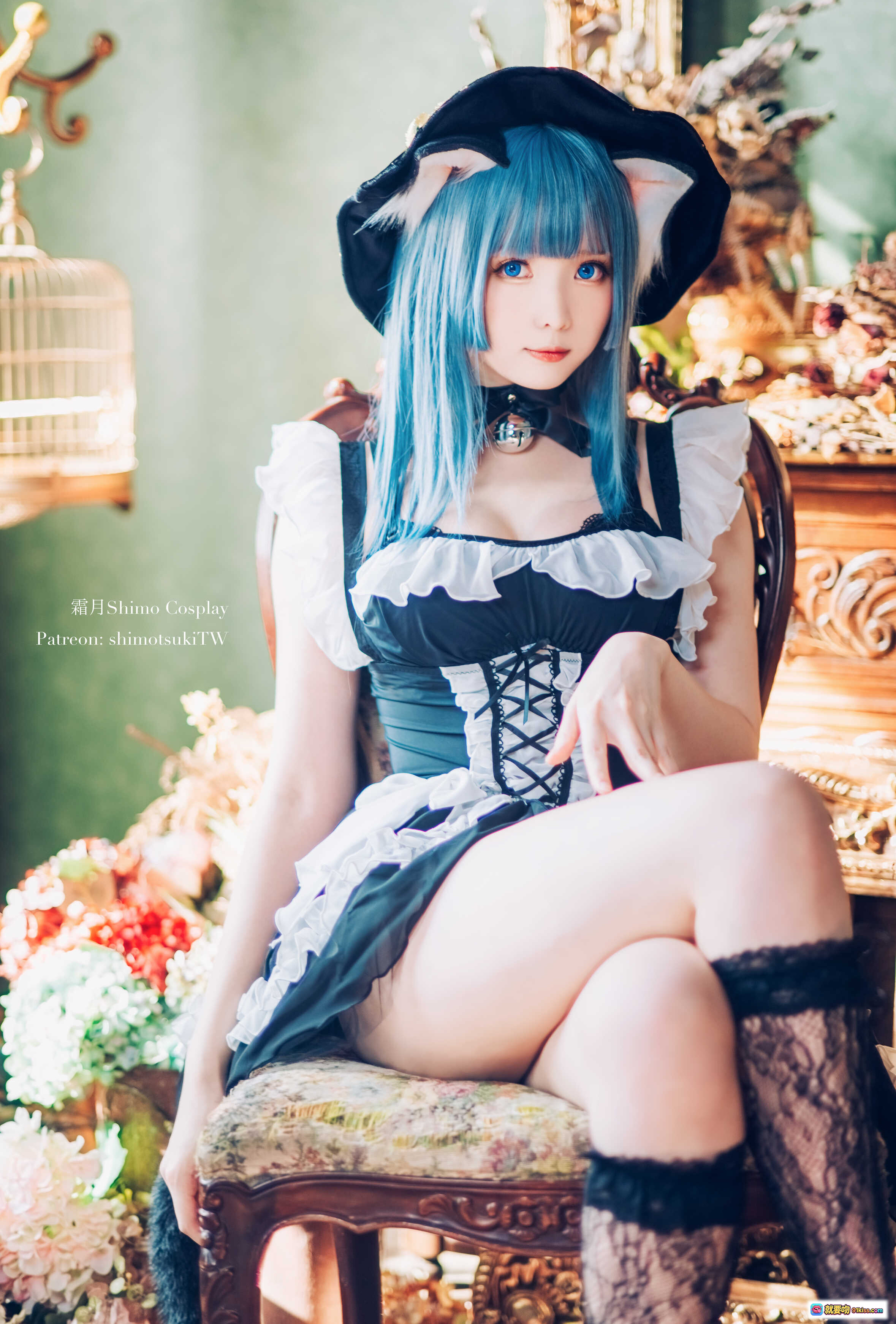 图片[4] - 霜月Shimo Cosplay私房写真NO.015｜蓝发猫耳女仆装蕾丝黑丝美腿｜复古宫廷风花艺场景18P高清图集 - 就要吻