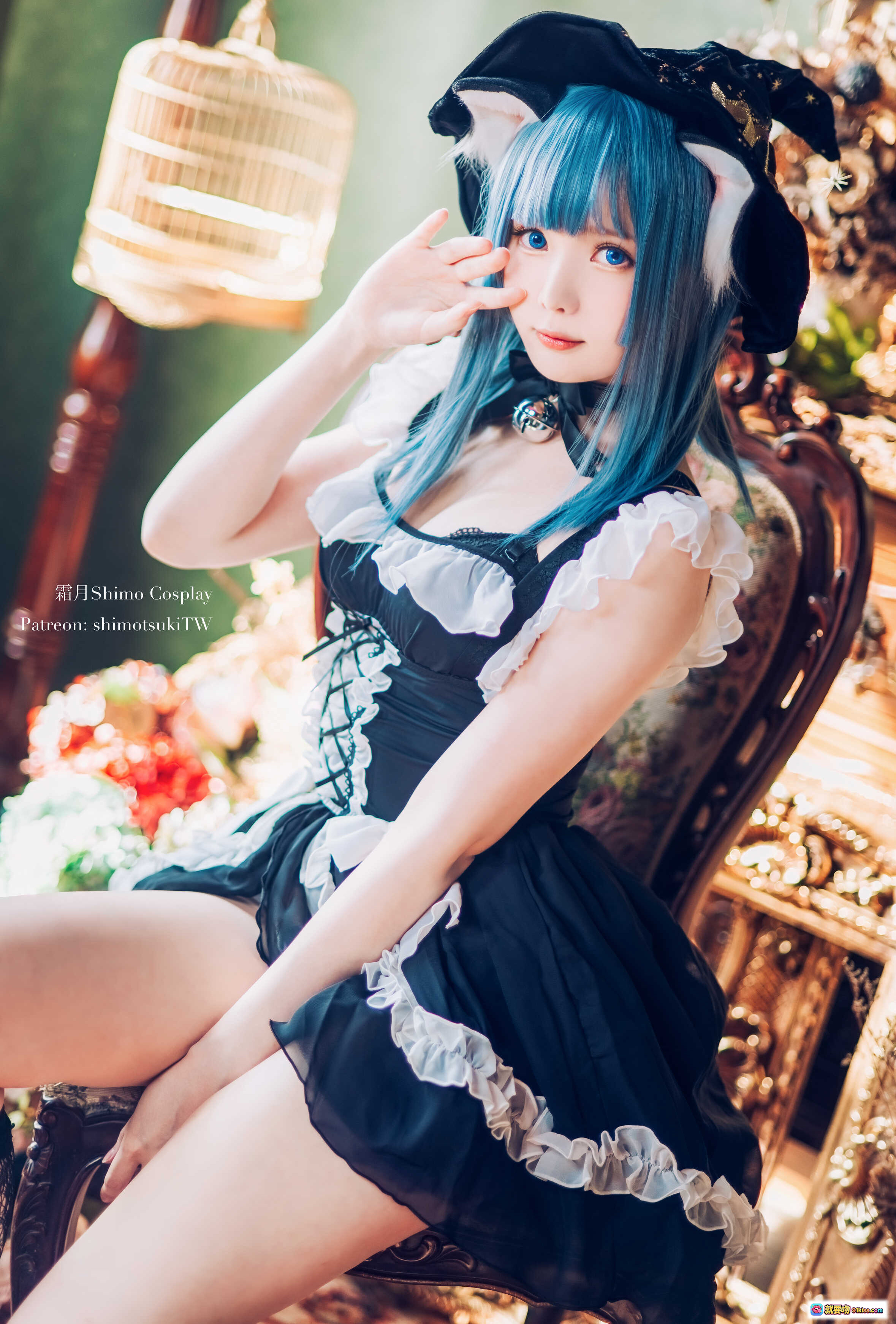 图片[7] - 霜月Shimo Cosplay私房写真NO.015｜蓝发猫耳女仆装蕾丝黑丝美腿｜复古宫廷风花艺场景18P高清图集 - 就要吻