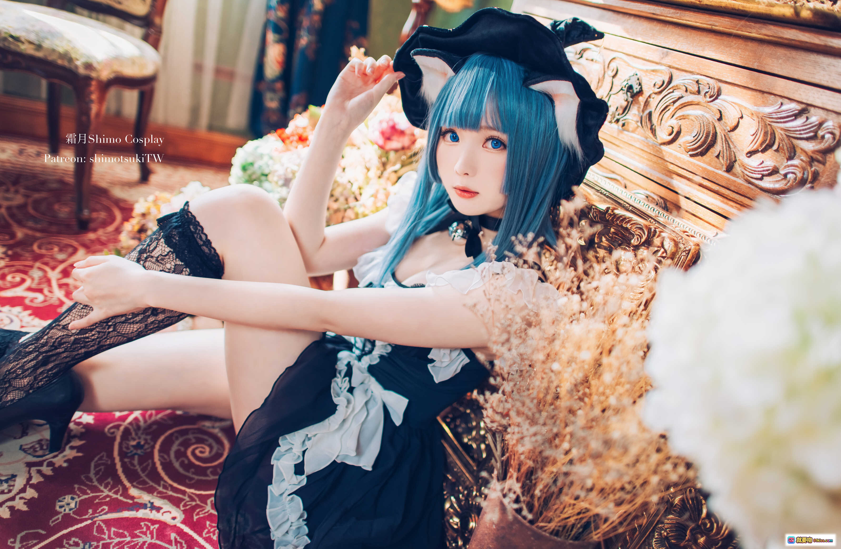 图片[6] - 霜月Shimo Cosplay私房写真NO.015｜蓝发猫耳女仆装蕾丝黑丝美腿｜复古宫廷风花艺场景18P高清图集 - 就要吻