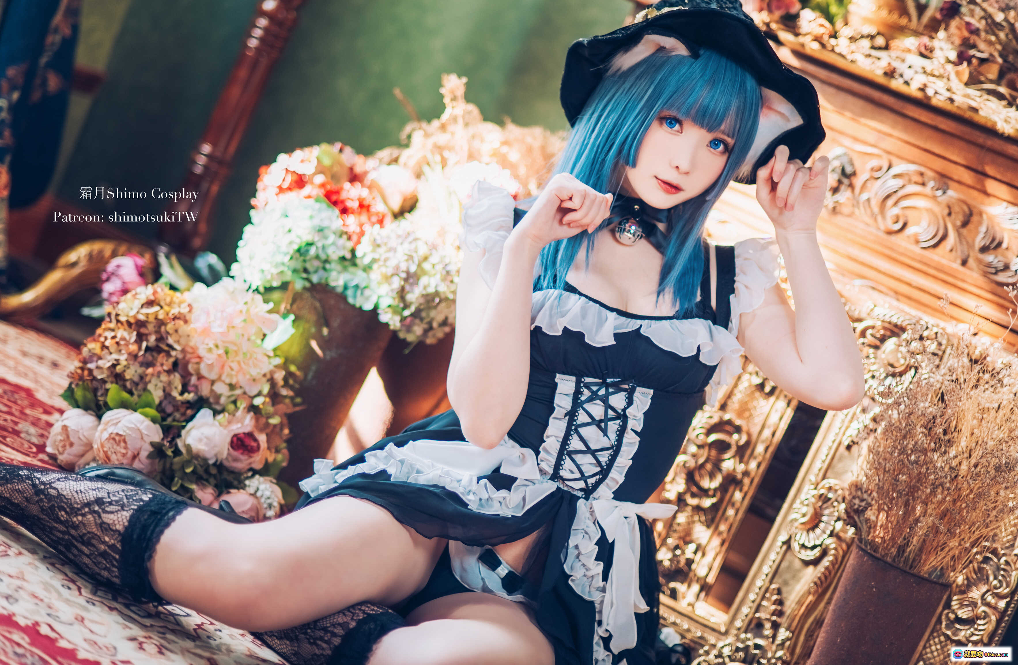 图片[8] - 霜月Shimo Cosplay私房写真NO.015｜蓝发猫耳女仆装蕾丝黑丝美腿｜复古宫廷风花艺场景18P高清图集 - 就要吻