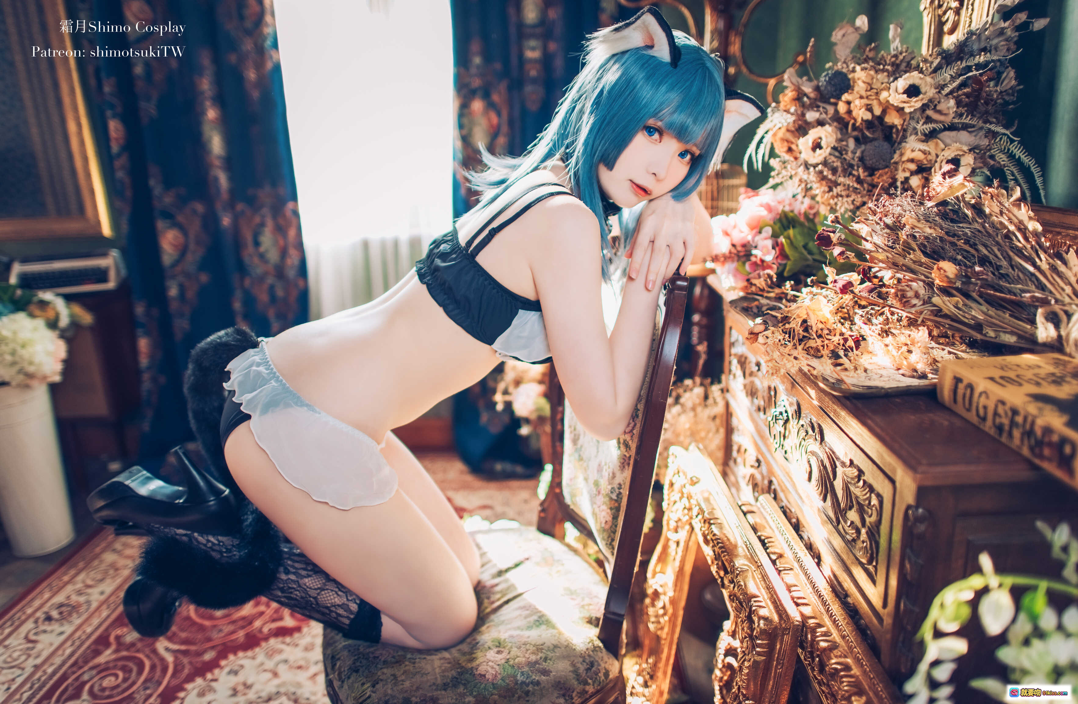 图片[9] - 霜月Shimo Cosplay私房写真NO.015｜蓝发猫耳女仆装蕾丝黑丝美腿｜复古宫廷风花艺场景18P高清图集 - 就要吻