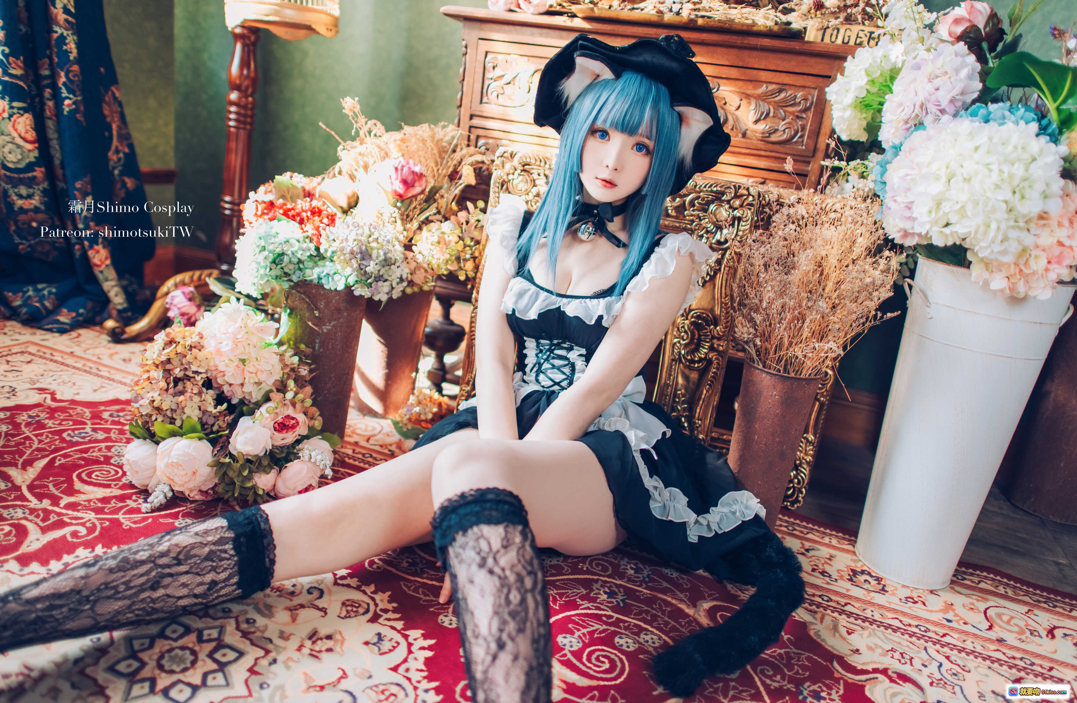 霜月Shimo Cosplay私房写真NO.015｜蓝发猫耳女仆装蕾丝黑丝美腿｜复古宫廷风花艺场景18P高清图集 - 就要吻