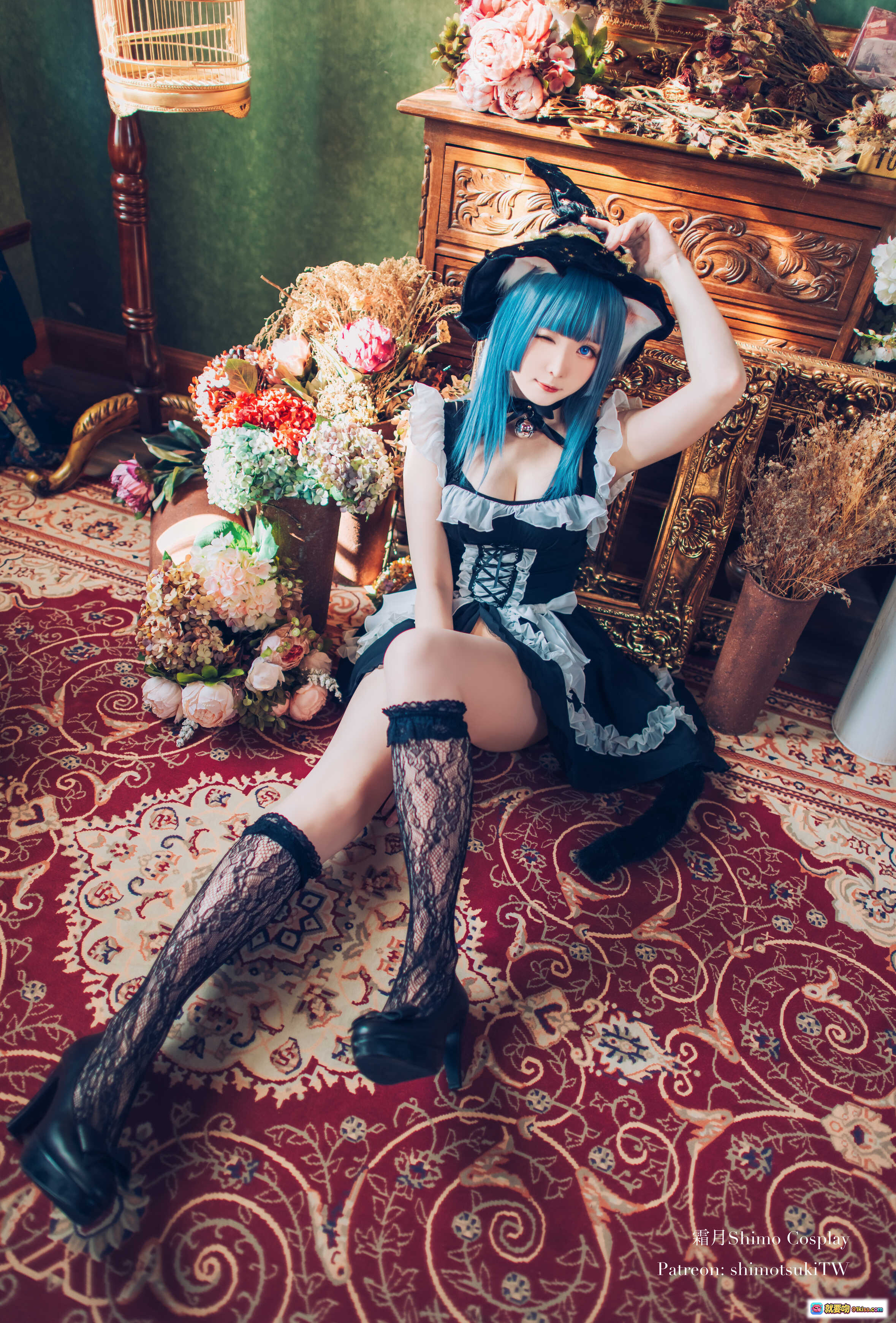 图片[10] - 霜月Shimo Cosplay私房写真NO.015｜蓝发猫耳女仆装蕾丝黑丝美腿｜复古宫廷风花艺场景18P高清图集 - 就要吻
