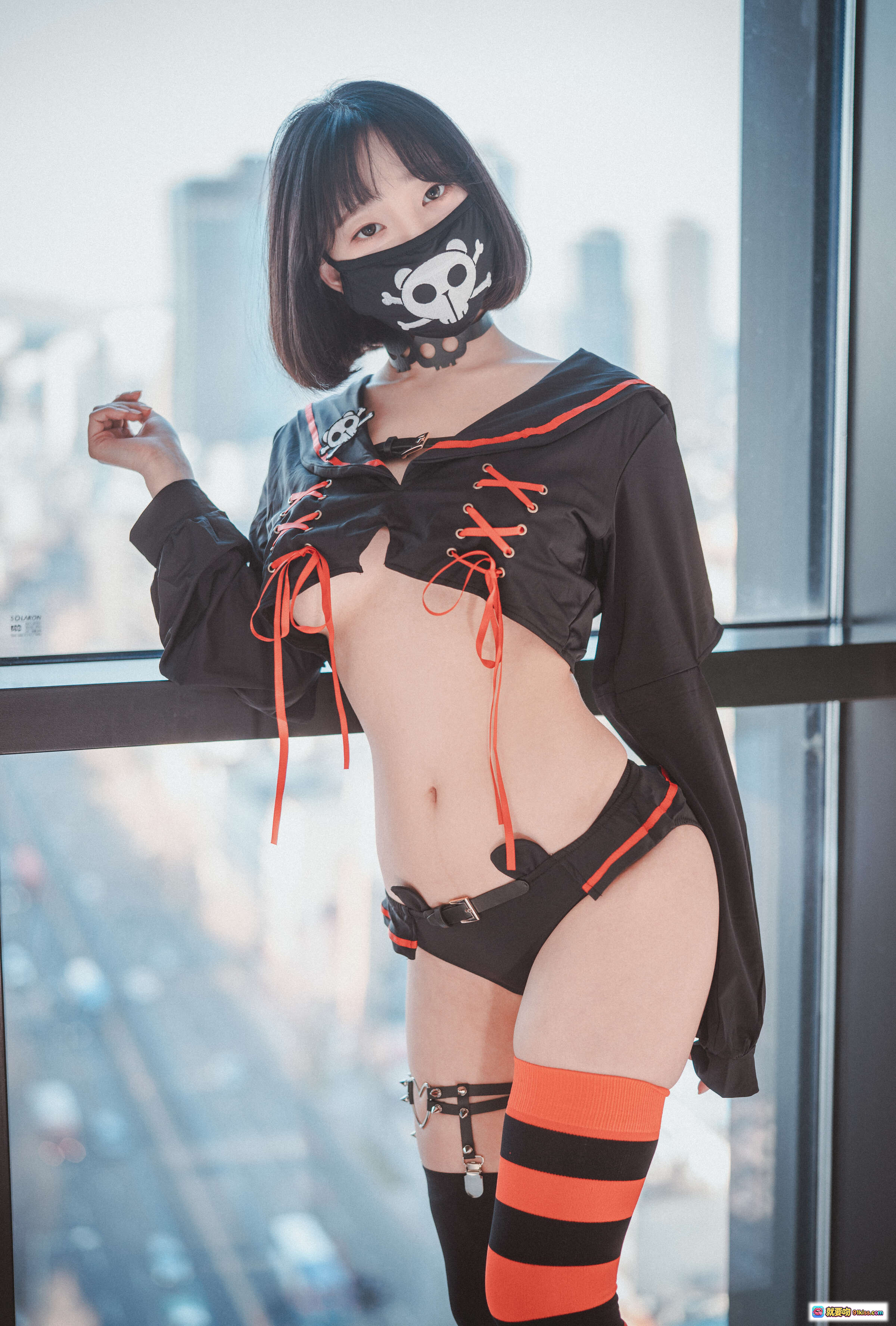 图片[6] - 姜仁卿 NO.045 [DJAWA] Masked Pirate 黑色猫耳面具 Cosplay 红绳系带露脐装 城市高楼背景写真 - 就要吻