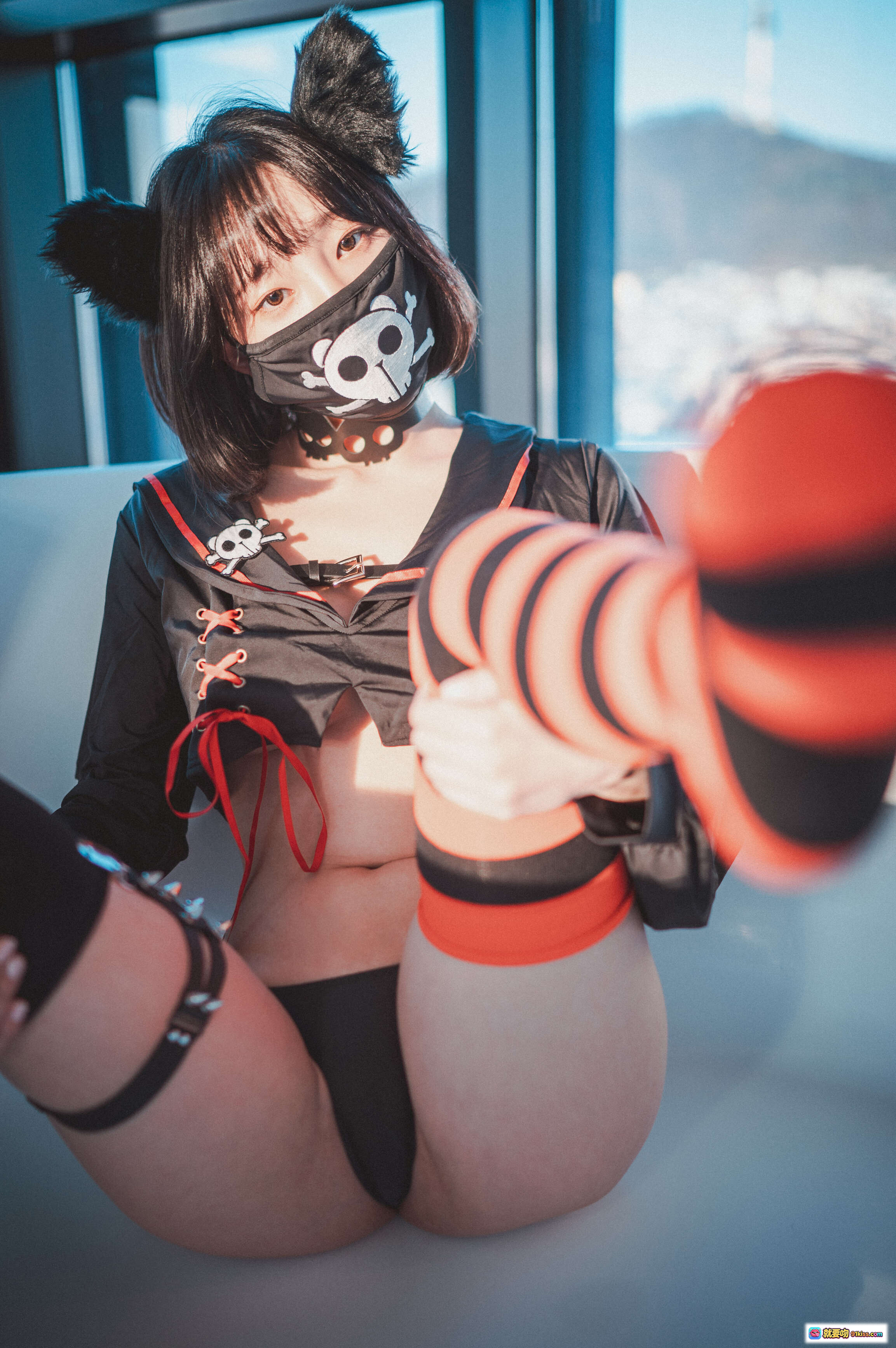 图片[4] - 姜仁卿 NO.045 [DJAWA] Masked Pirate 黑色猫耳面具 Cosplay 红绳系带露脐装 城市高楼背景写真 - 就要吻