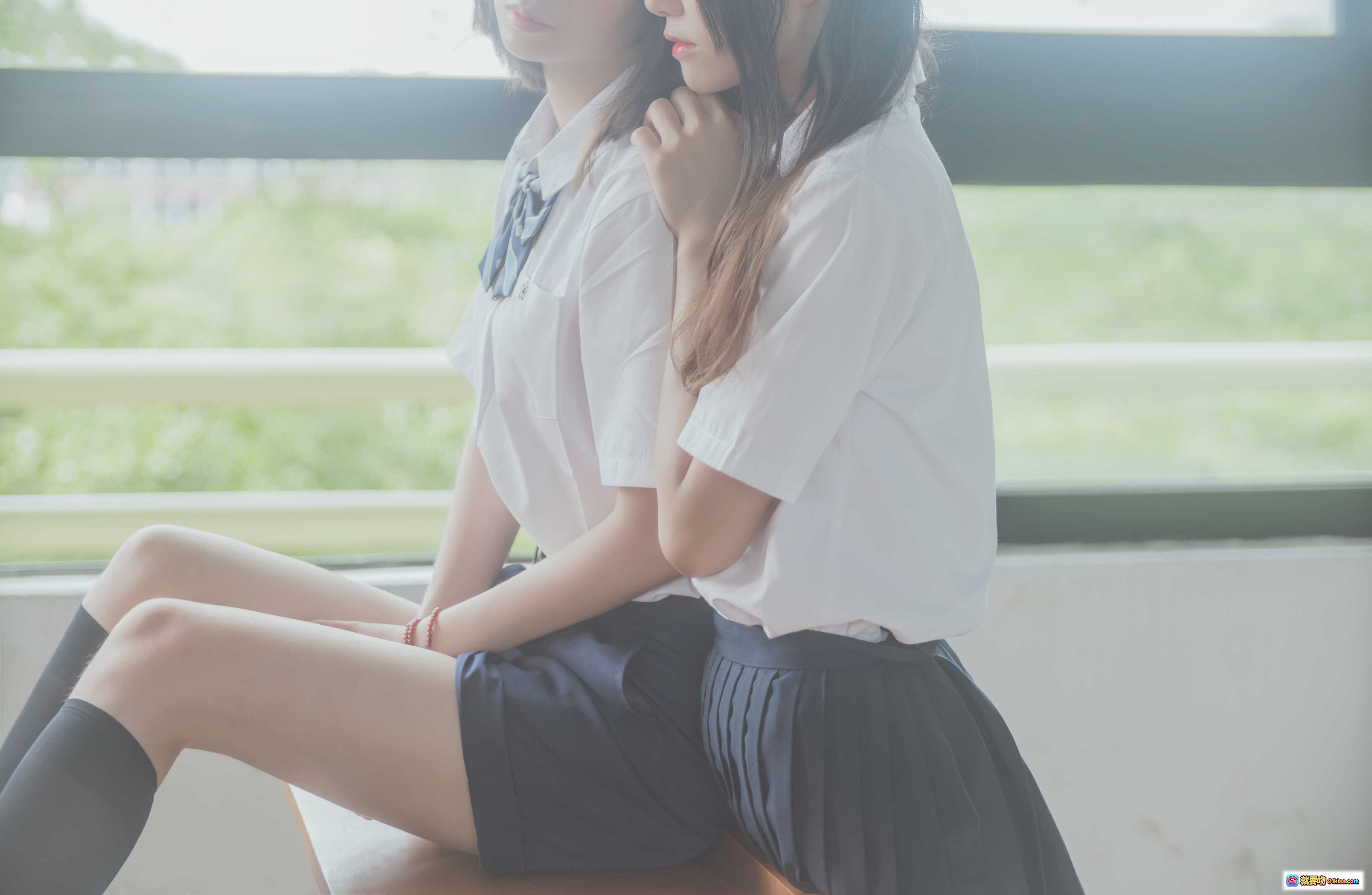 图片[6] - 桜桃喵004×疯猫ss_JK百合校园写真 43P高清美腿黑丝白袜制服少女双人互动场景 - 就要吻