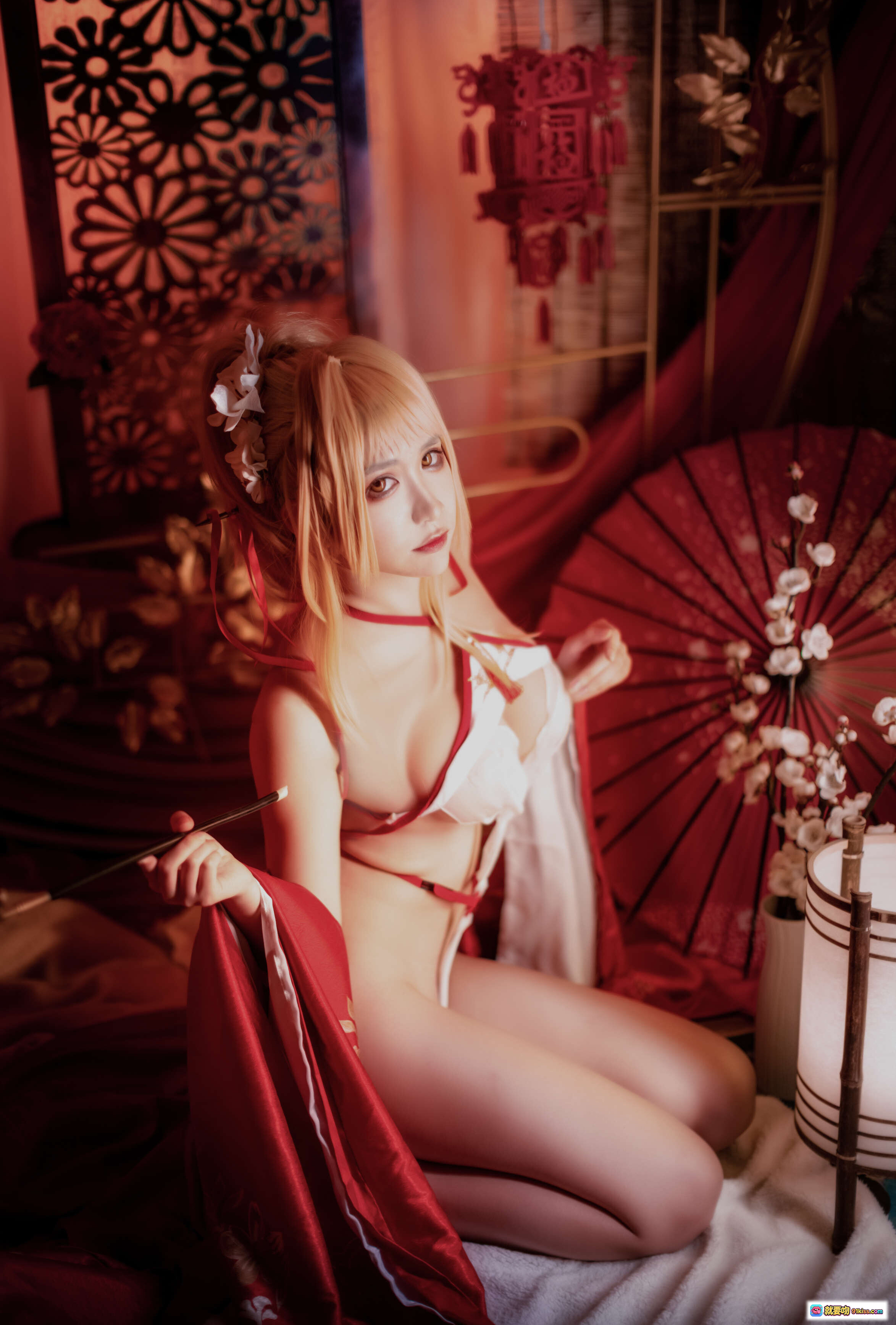 图片[4] - 阮邑_Fairy NO.012 光荣 Cosplay写真 | 金发少女红白和风服饰 | 持笔优雅坐姿 | 日系唯美室内布景 | 30P高清图集 - 就要吻