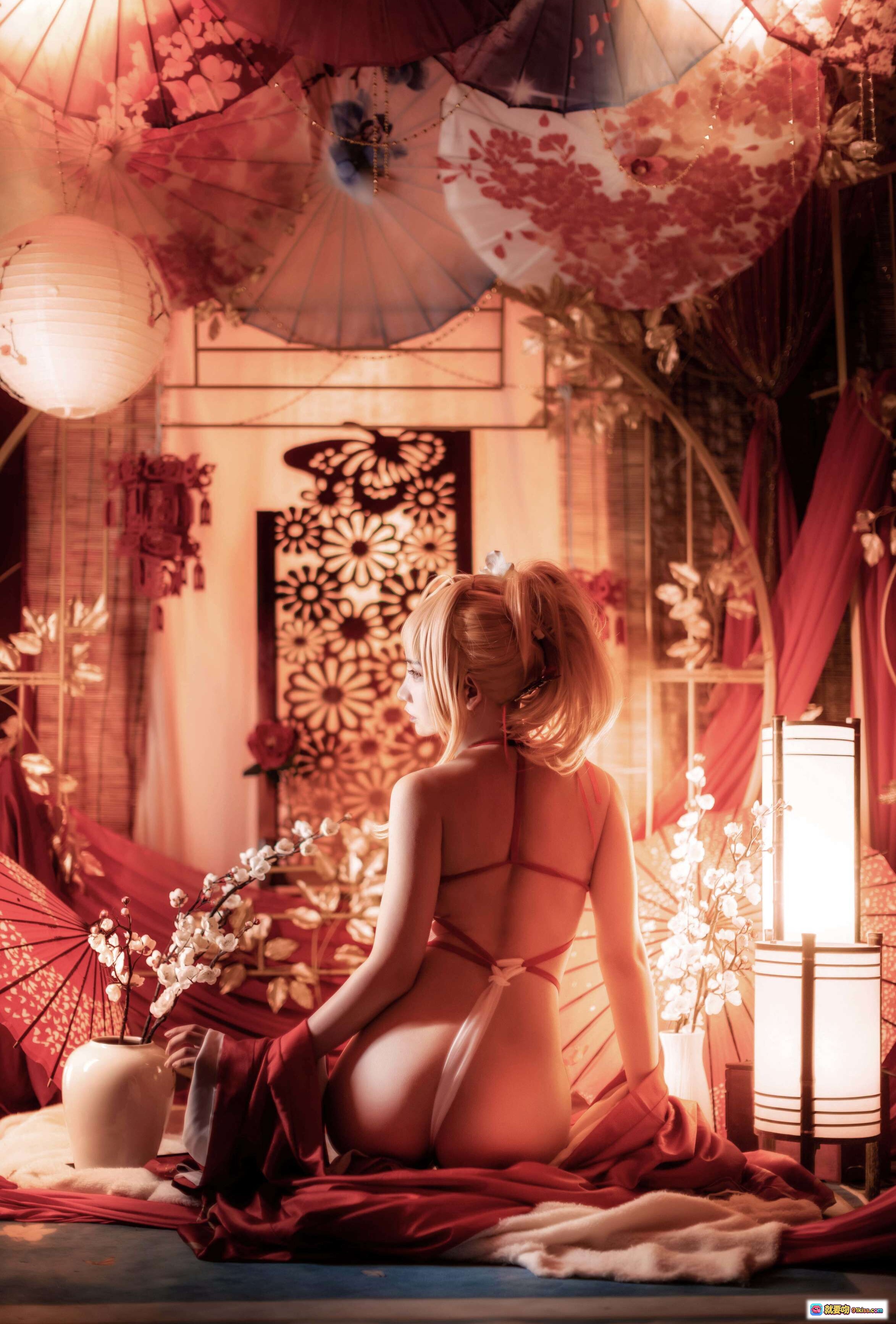 图片[9] - 阮邑_Fairy NO.012 光荣 Cosplay写真 | 金发少女红白和风服饰 | 持笔优雅坐姿 | 日系唯美室内布景 | 30P高清图集 - 就要吻