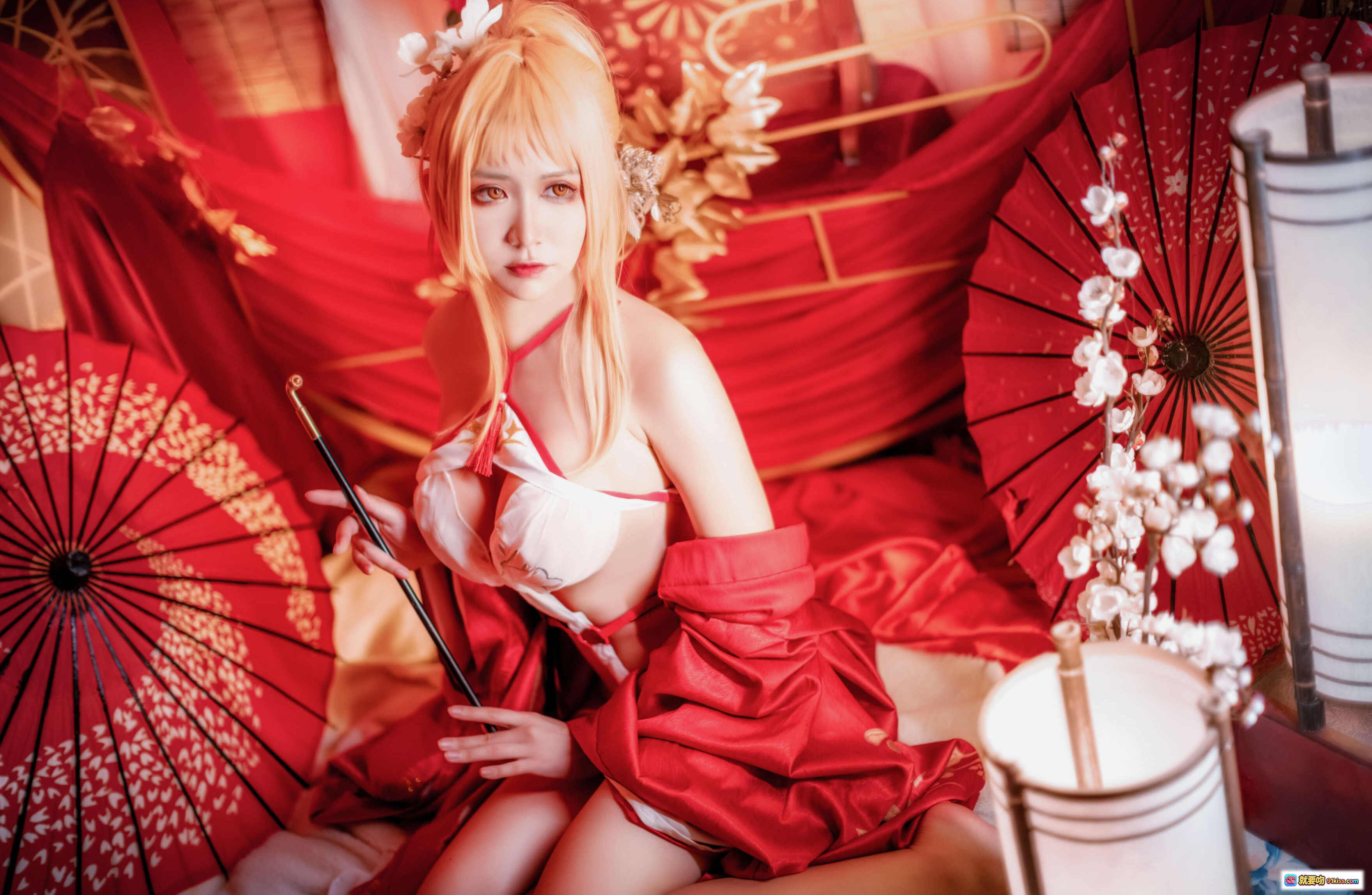 图片[10] - 阮邑_Fairy NO.012 光荣 Cosplay写真 | 金发少女红白和风服饰 | 持笔优雅坐姿 | 日系唯美室内布景 | 30P高清图集 - 就要吻