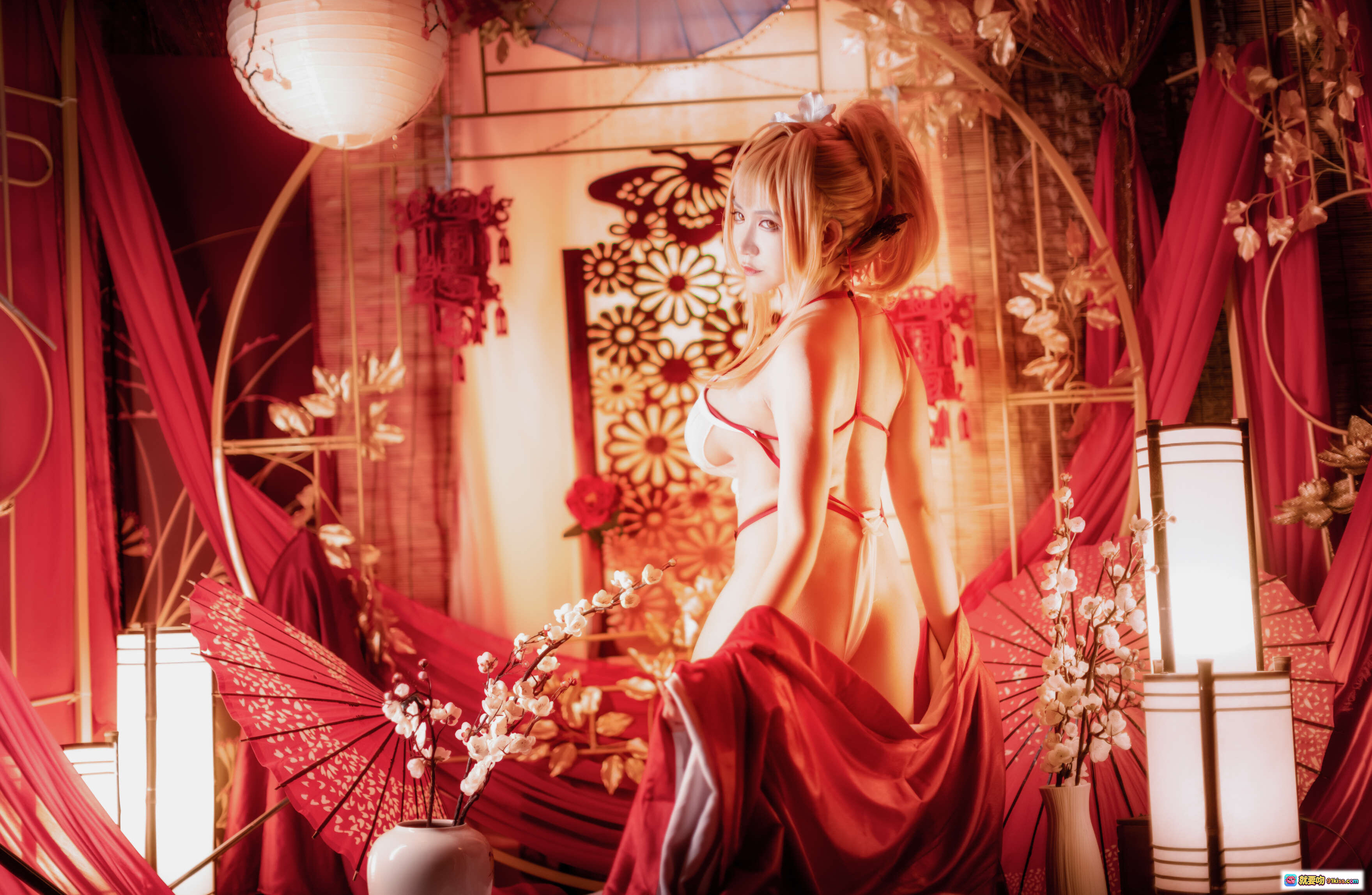 图片[3] - 阮邑_Fairy NO.012 光荣 Cosplay写真 | 金发少女红白和风服饰 | 持笔优雅坐姿 | 日系唯美室内布景 | 30P高清图集 - 就要吻