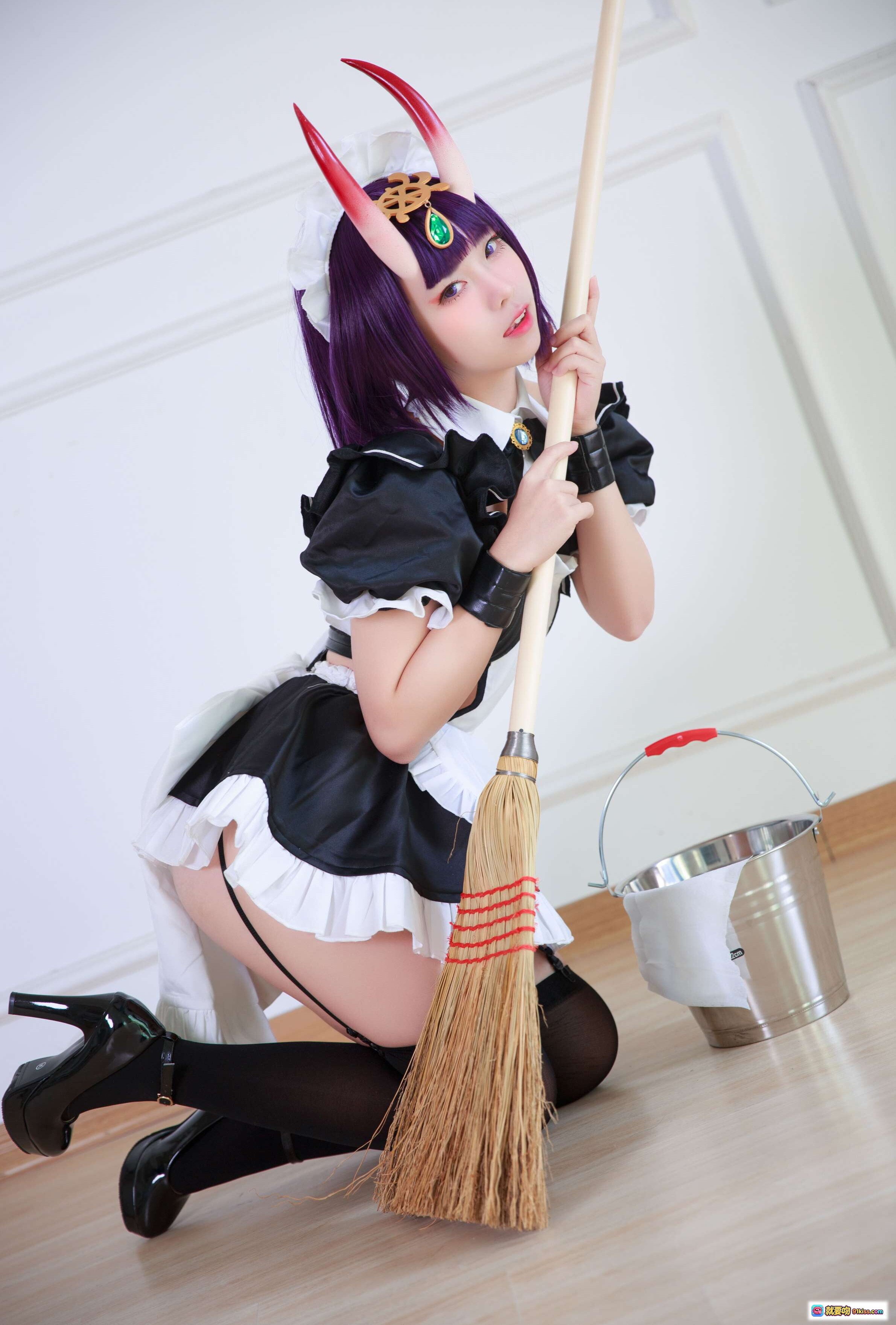 图片[5] - 酒吞女仆COS写真｜紫色短发红角女仆装｜黑丝美腿手持冰桶｜G44不会受伤NO.027电子版16P - 就要吻