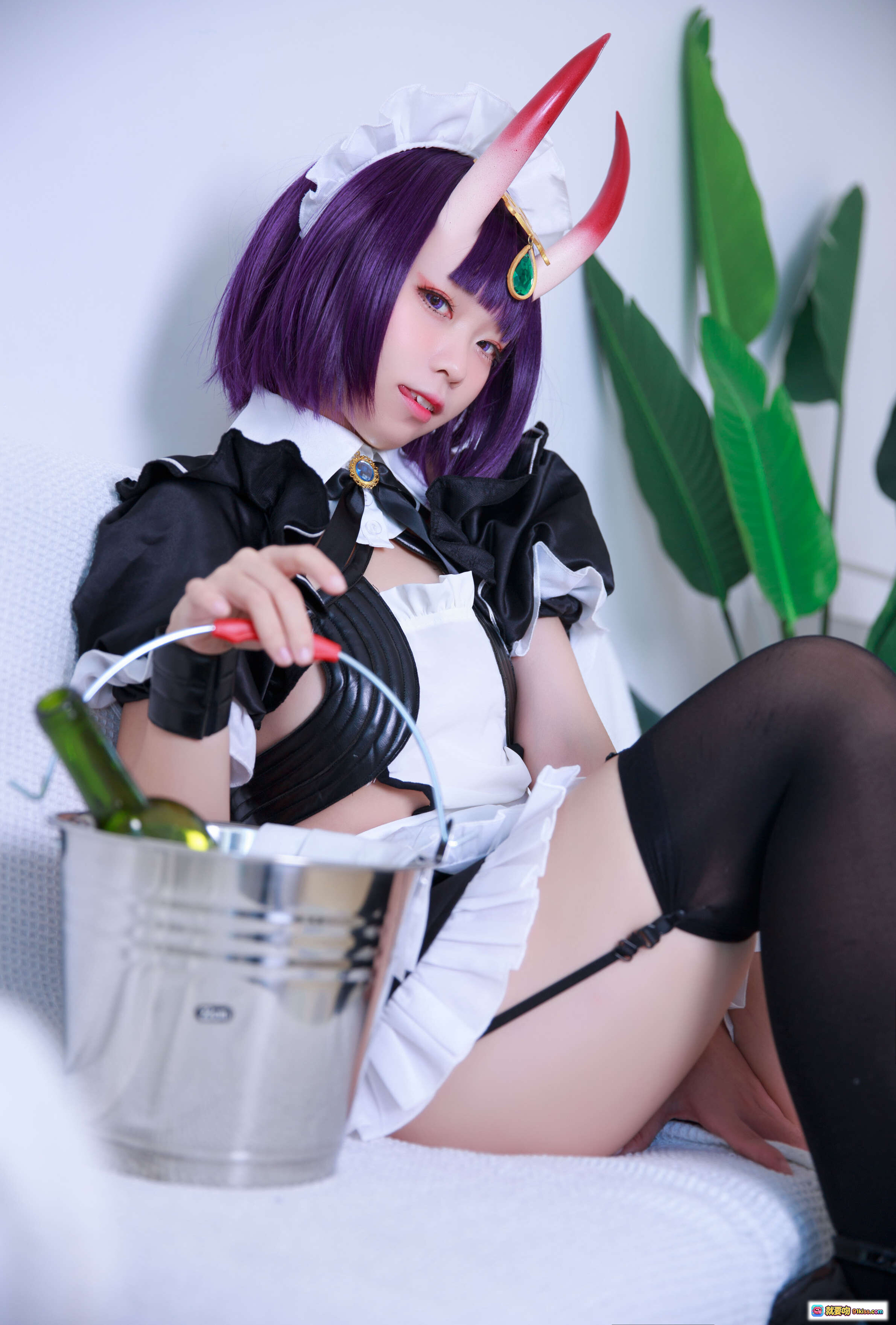 酒吞女仆COS写真｜紫色短发红角女仆装｜黑丝美腿手持冰桶｜G44不会受伤NO.027电子版16P - 就要吻