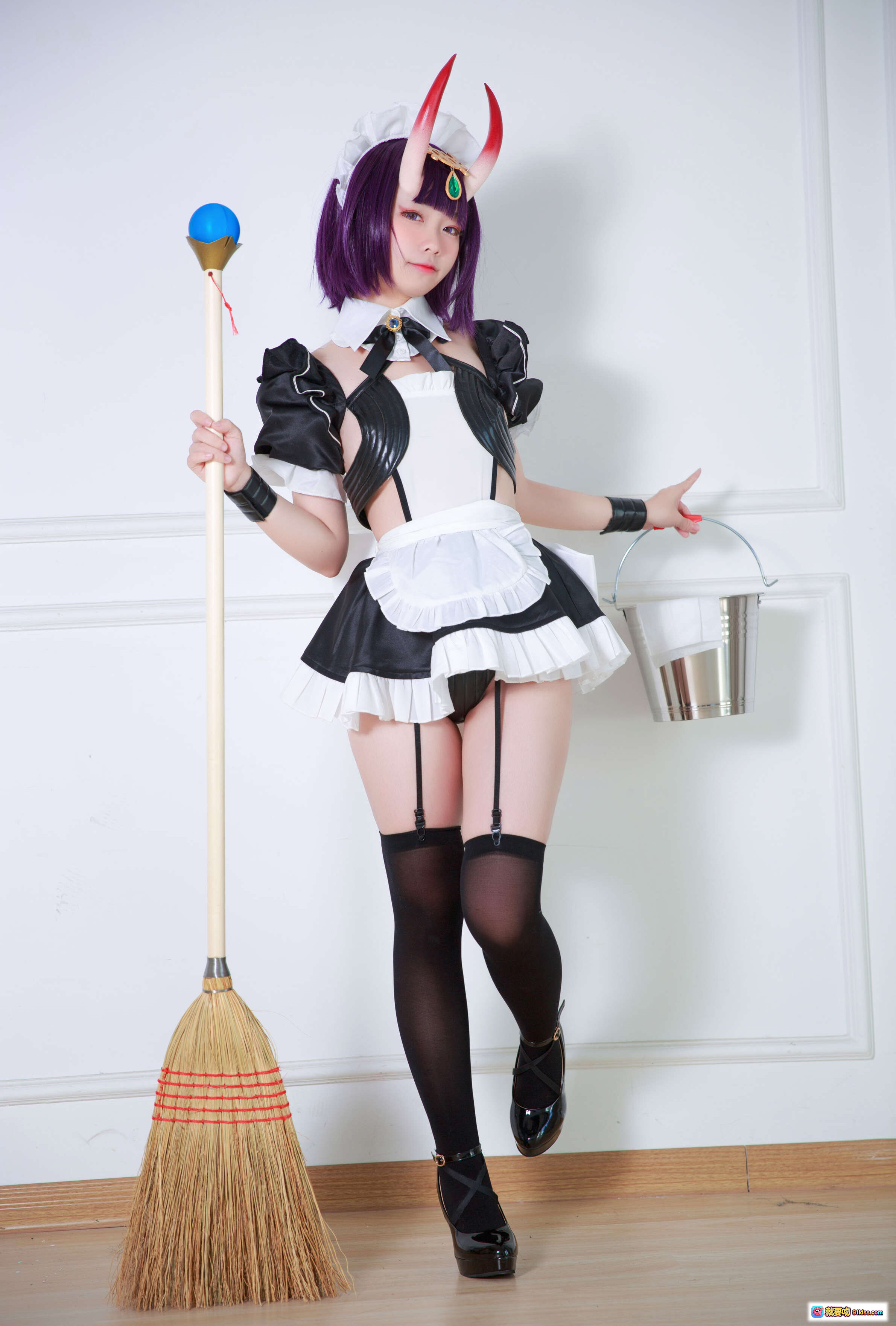 图片[4] - 酒吞女仆COS写真｜紫色短发红角女仆装｜黑丝美腿手持冰桶｜G44不会受伤NO.027电子版16P - 就要吻