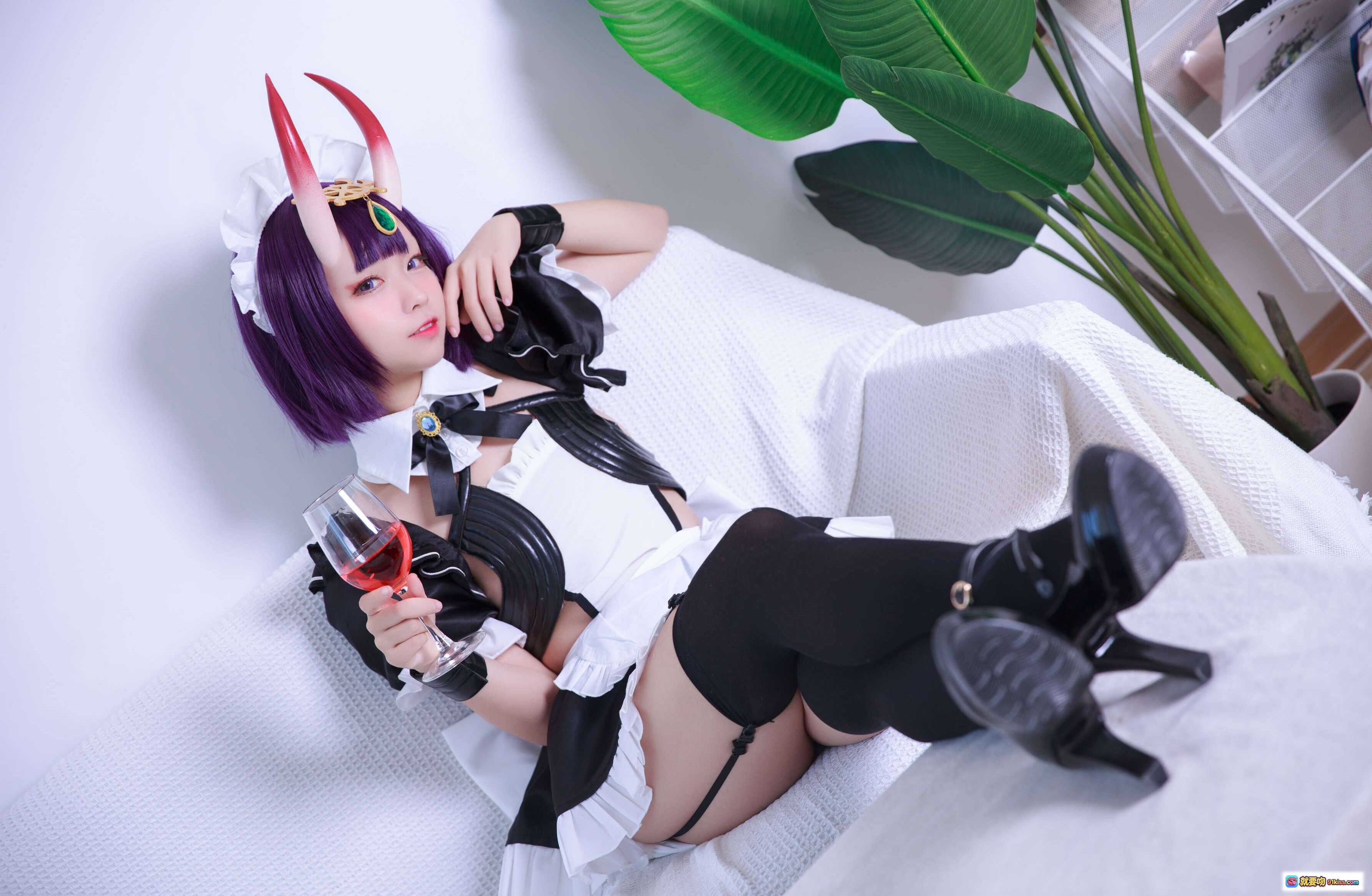 图片[2] - 酒吞女仆COS写真｜紫色短发红角女仆装｜黑丝美腿手持冰桶｜G44不会受伤NO.027电子版16P - 就要吻