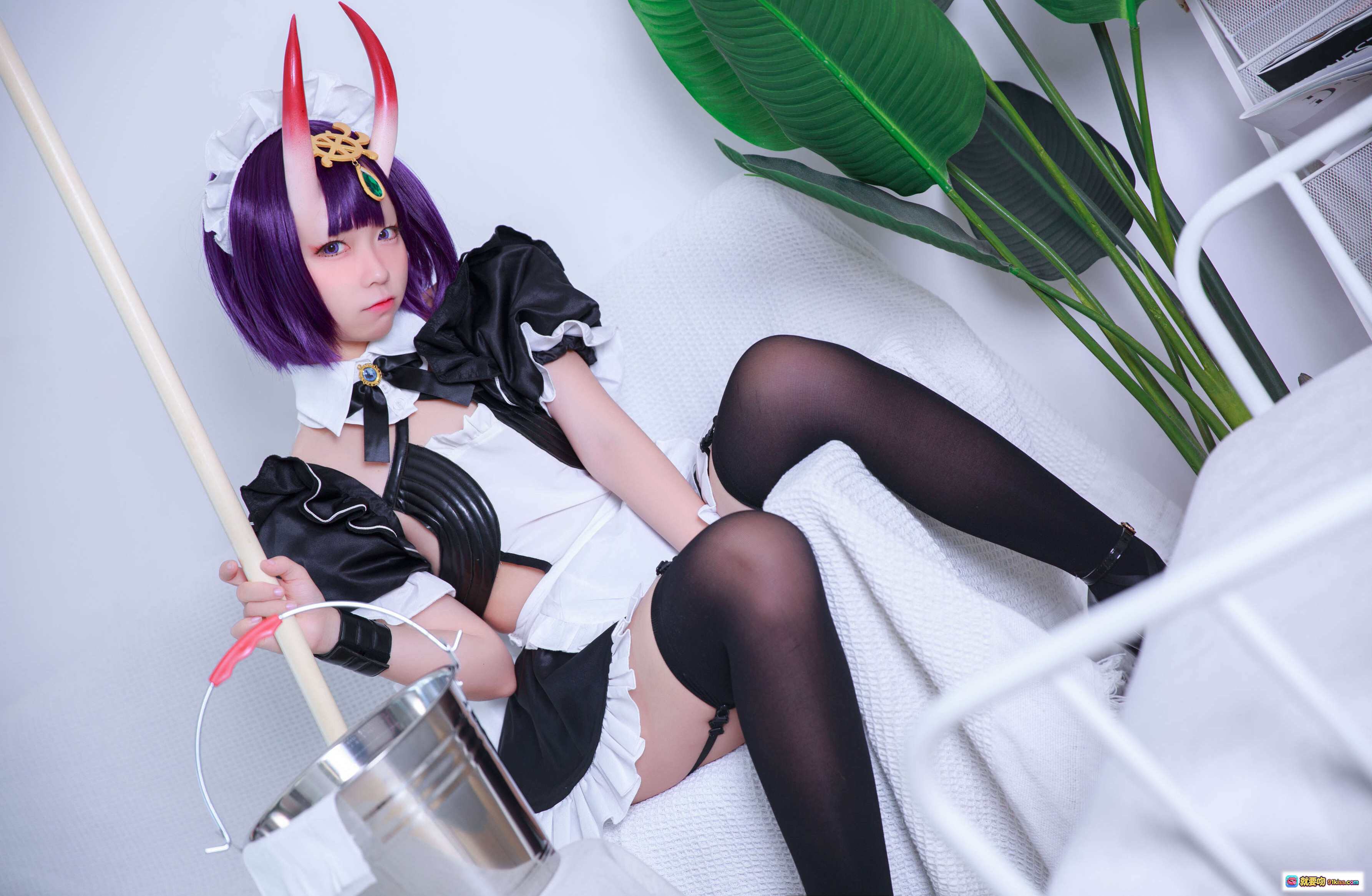 图片[9] - 酒吞女仆COS写真｜紫色短发红角女仆装｜黑丝美腿手持冰桶｜G44不会受伤NO.027电子版16P - 就要吻