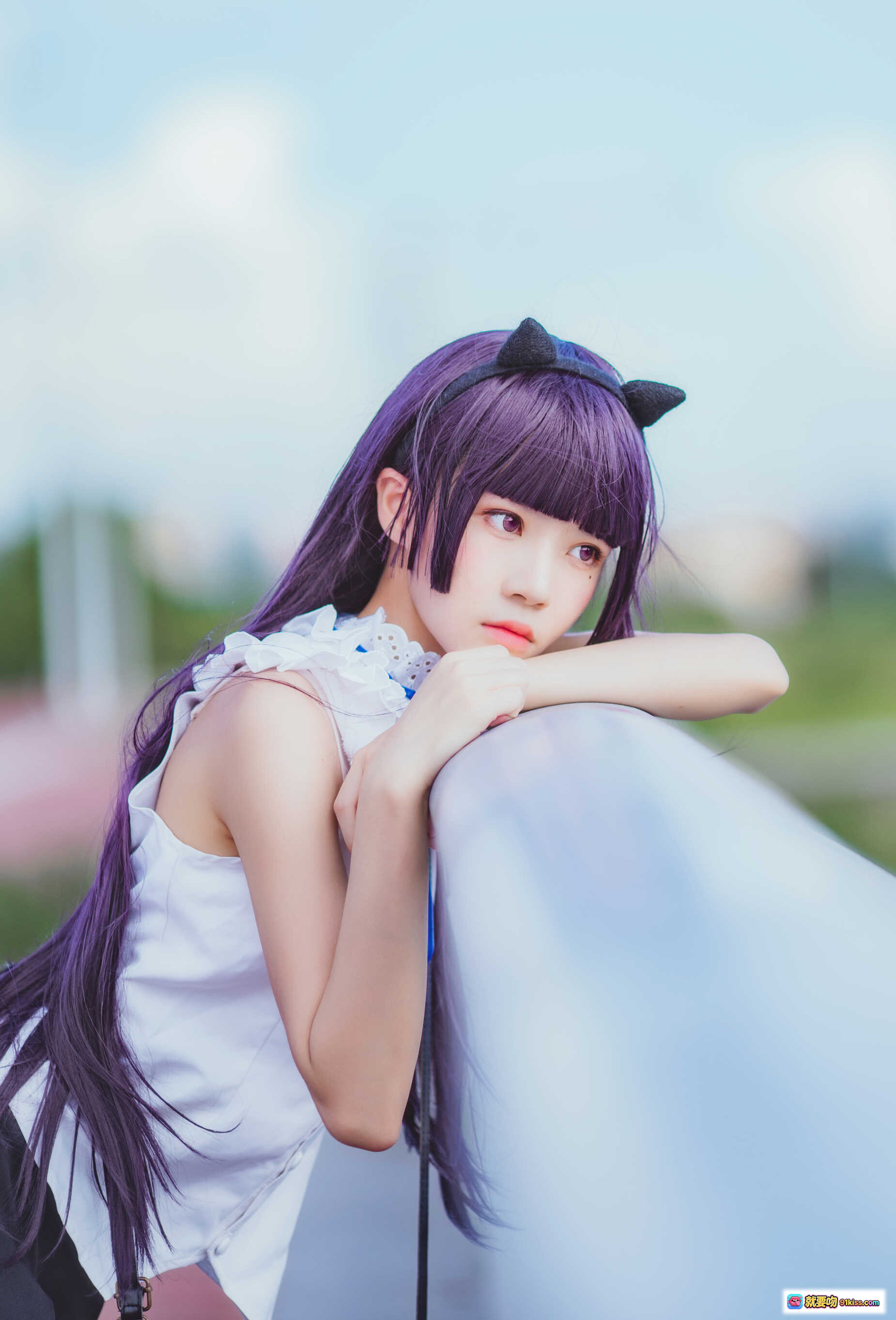 图片[2] - 桜桃喵五更琉璃Cosplay紫发猫耳少女户外写真清新甜美校园风白衬衫蓝领结摆拍美图 - 就要吻