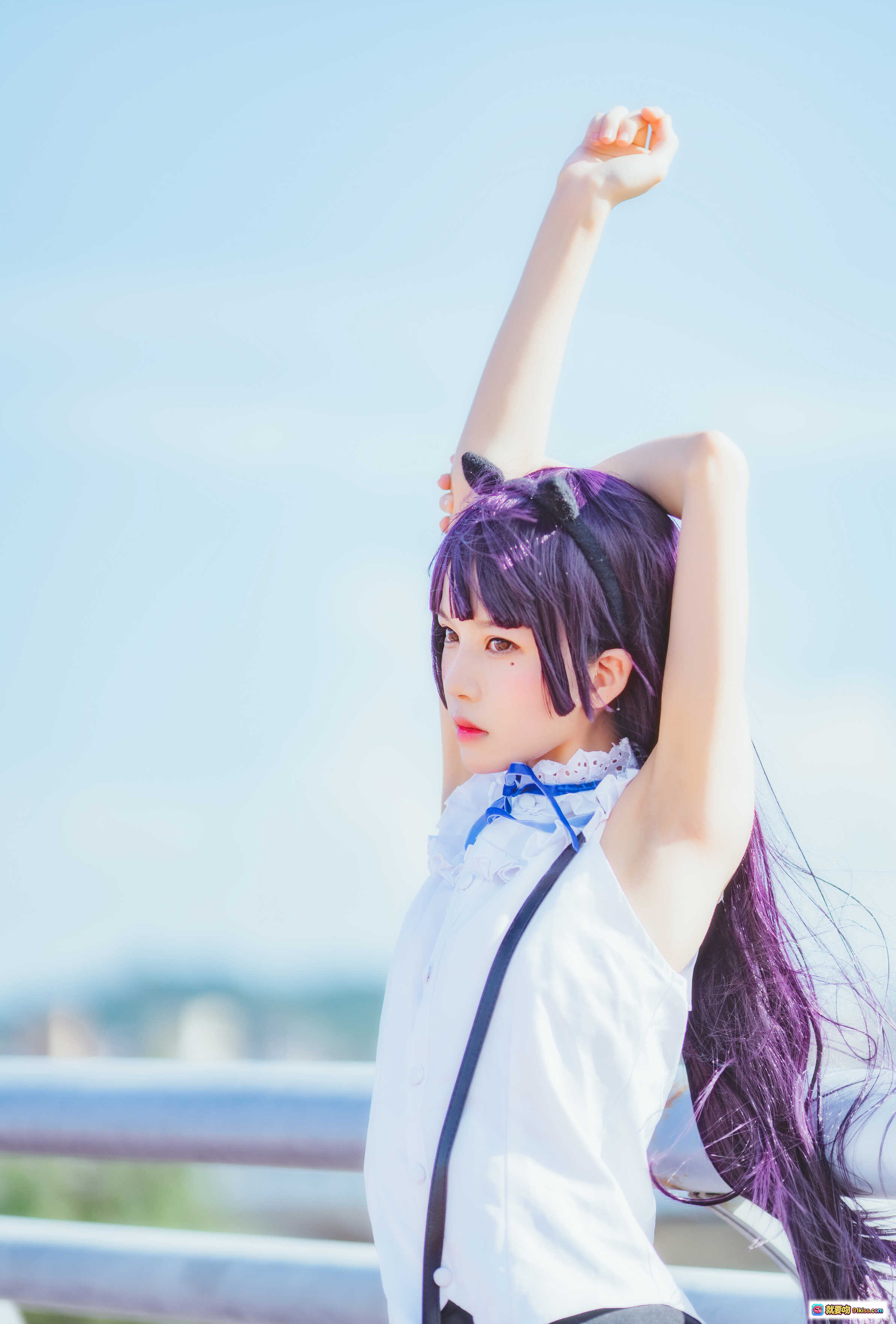 桜桃喵五更琉璃Cosplay紫发猫耳少女户外写真清新甜美校园风白衬衫蓝领结摆拍美图 - 就要吻