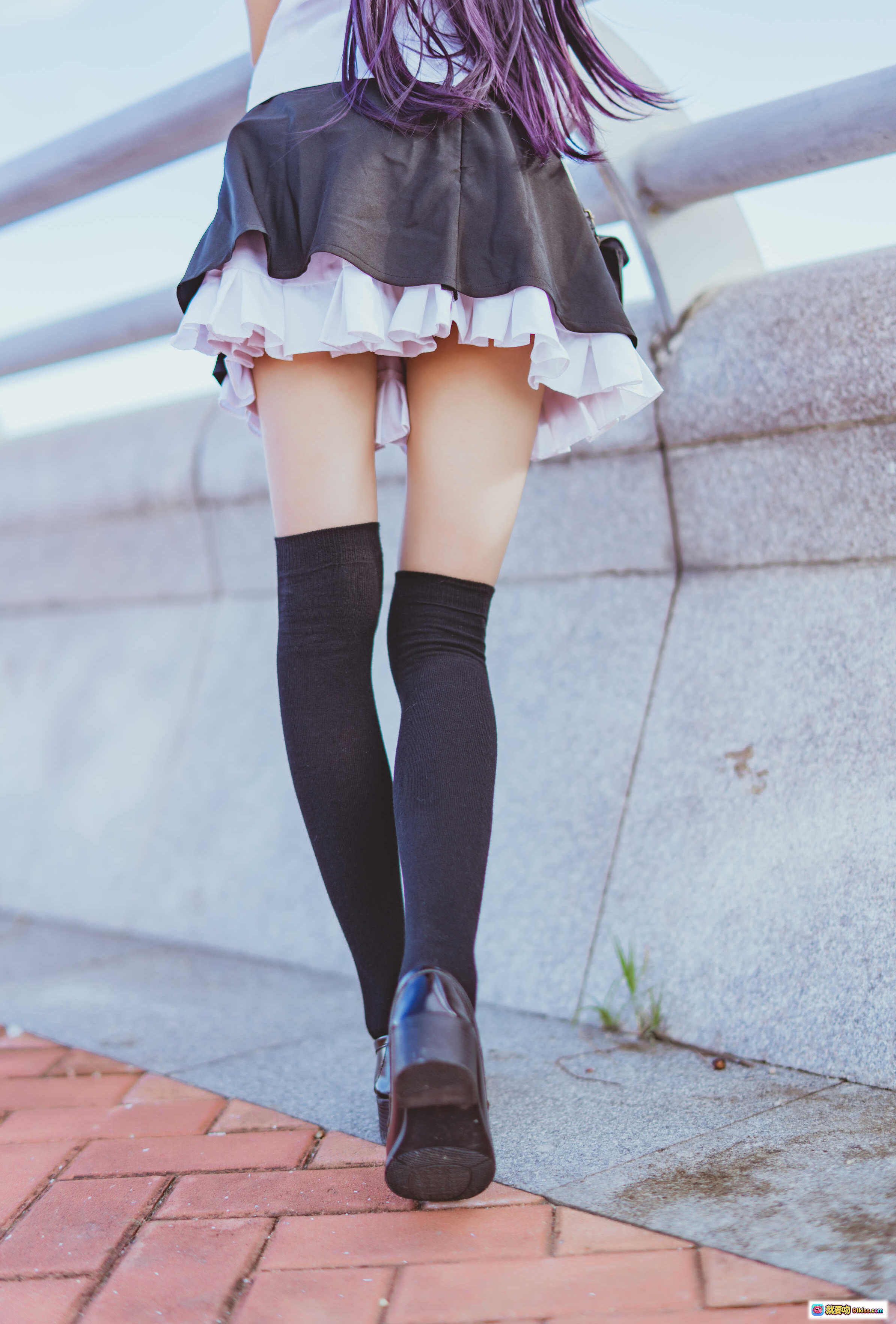 图片[9] - 桜桃喵五更琉璃Cosplay紫发猫耳少女户外写真清新甜美校园风白衬衫蓝领结摆拍美图 - 就要吻