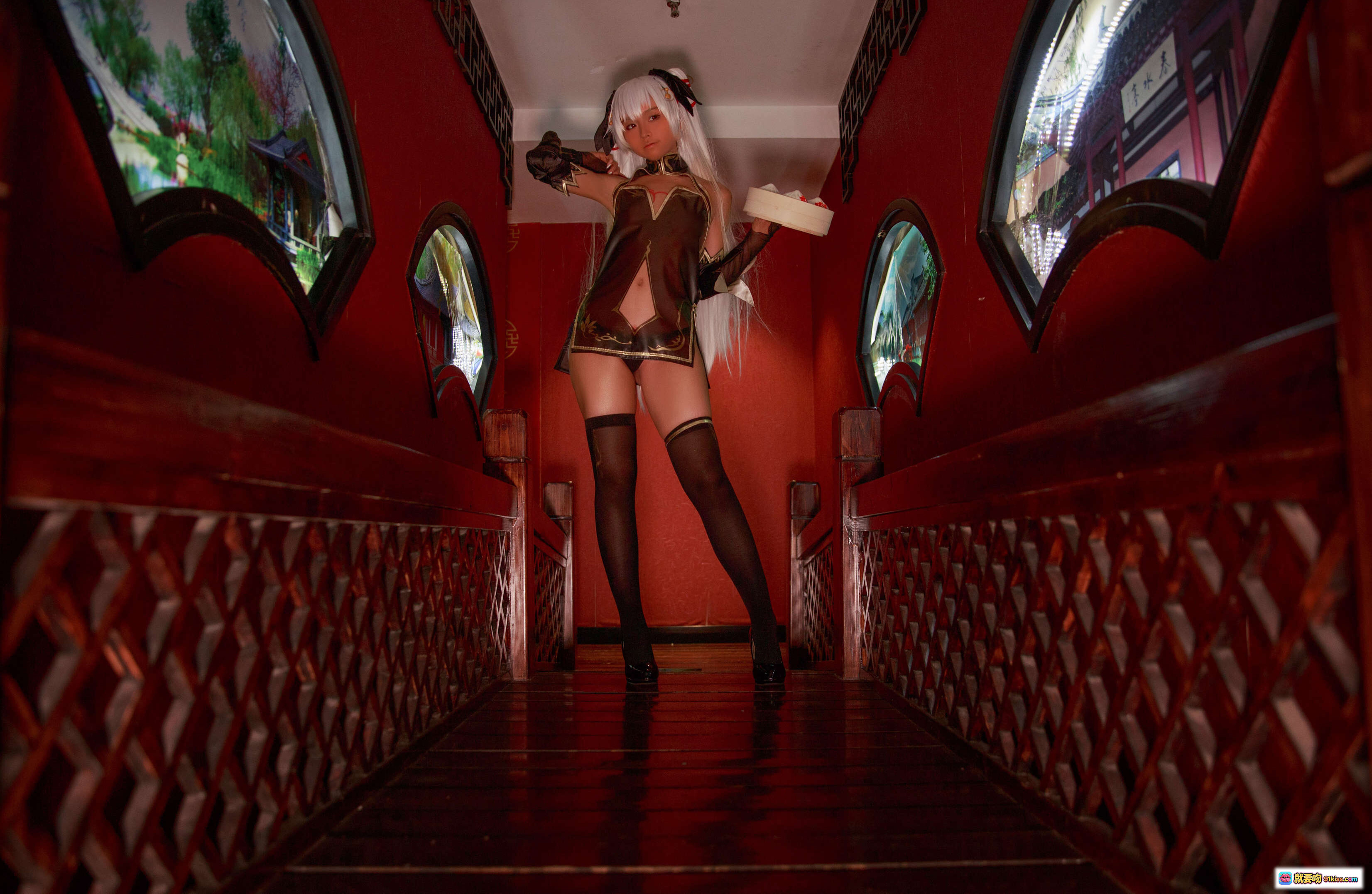 图片[10] - G44不会受伤 NO.024 褐色旗袍娘cosplay 白发双马尾 黑金装饰 高筒袜 持蒸笼写真 18P高清图集 - 就要吻