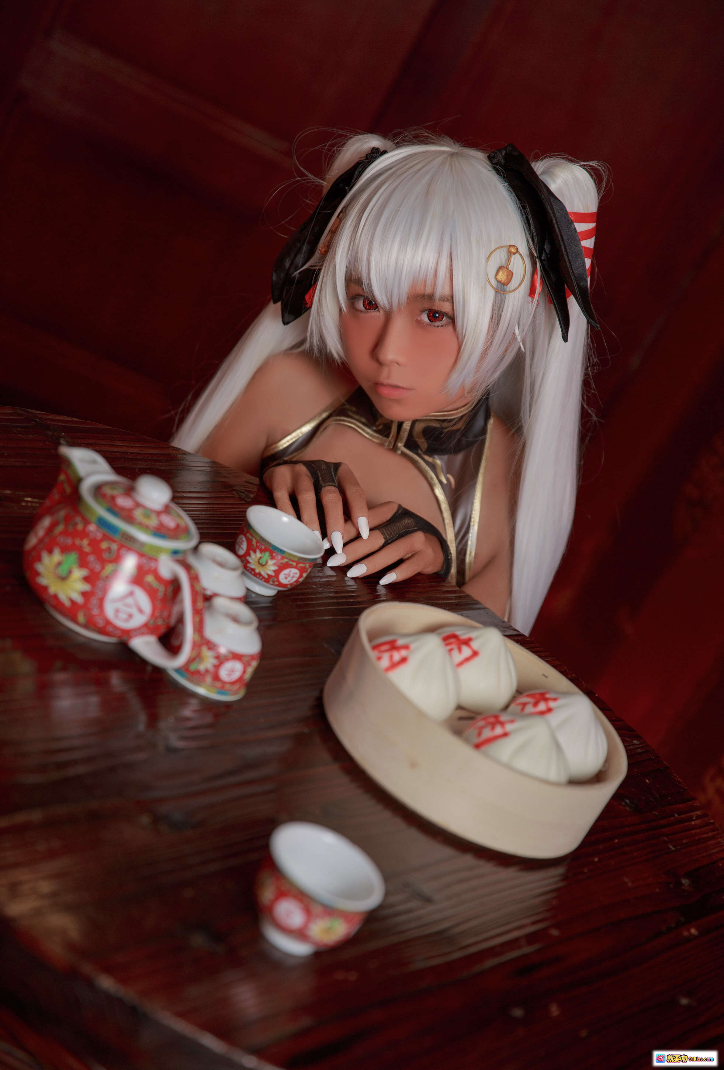 图片[7] - G44不会受伤 NO.024 褐色旗袍娘cosplay 白发双马尾 黑金装饰 高筒袜 持蒸笼写真 18P高清图集 - 就要吻