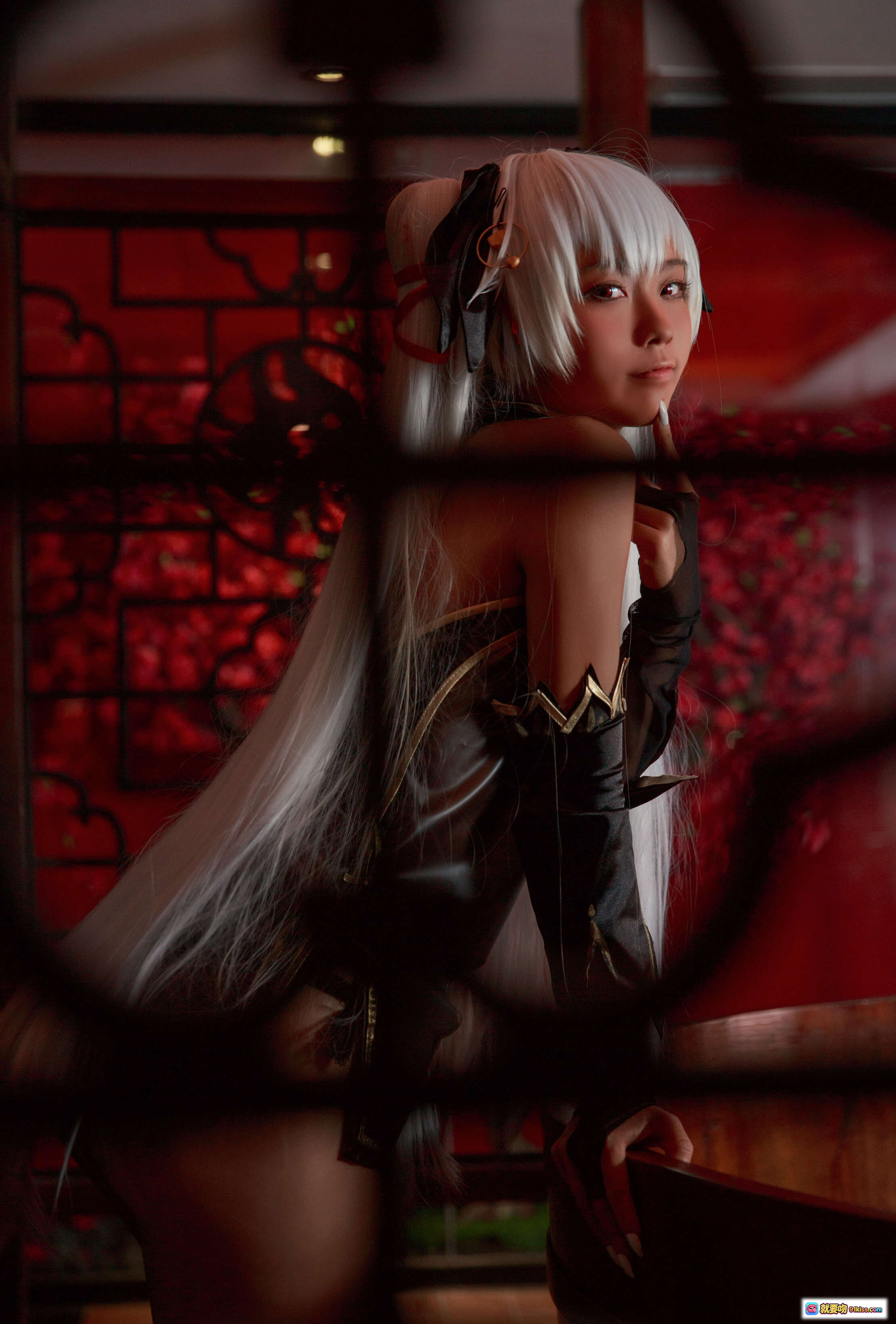 图片[8] - G44不会受伤 NO.024 褐色旗袍娘cosplay 白发双马尾 黑金装饰 高筒袜 持蒸笼写真 18P高清图集 - 就要吻