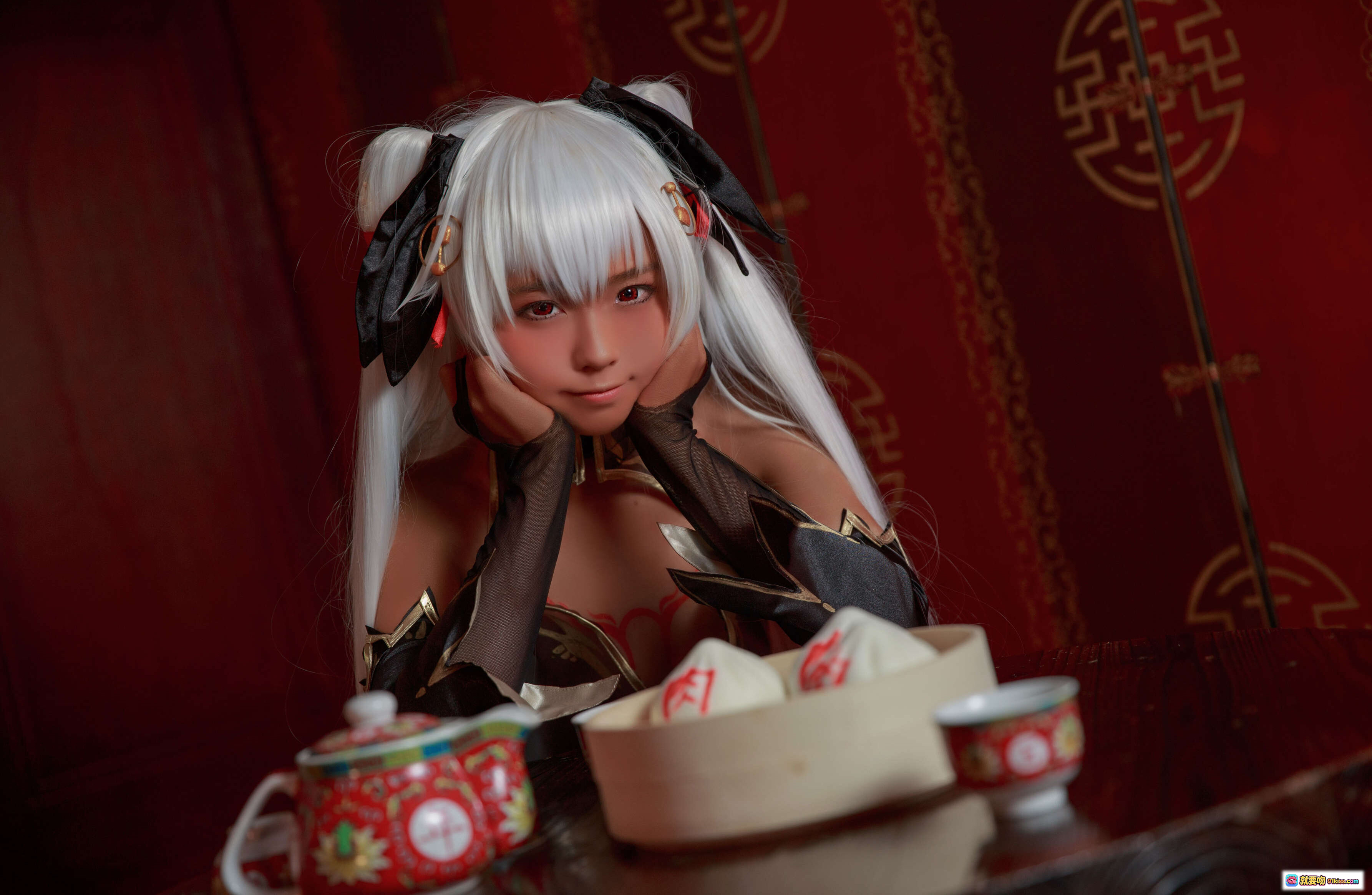 图片[5] - G44不会受伤 NO.024 褐色旗袍娘cosplay 白发双马尾 黑金装饰 高筒袜 持蒸笼写真 18P高清图集 - 就要吻