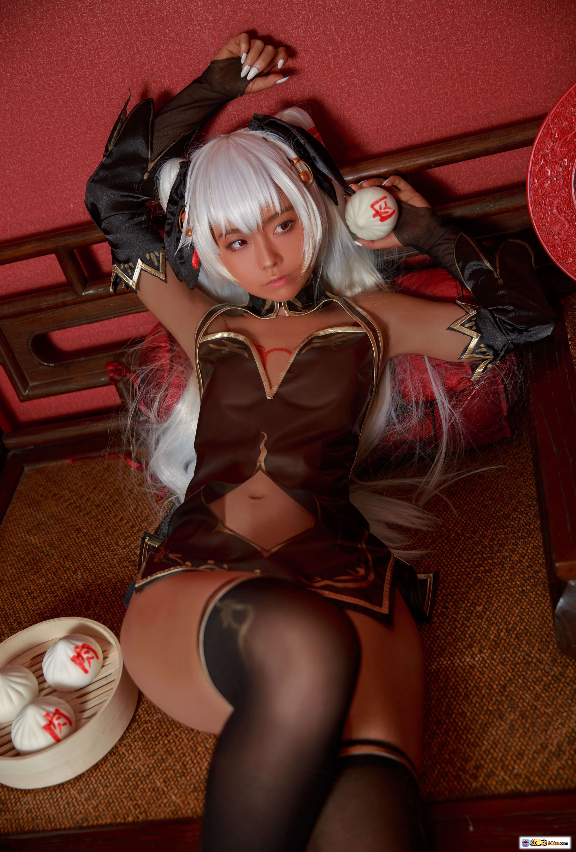 图片[6] - G44不会受伤 NO.024 褐色旗袍娘cosplay 白发双马尾 黑金装饰 高筒袜 持蒸笼写真 18P高清图集 - 就要吻