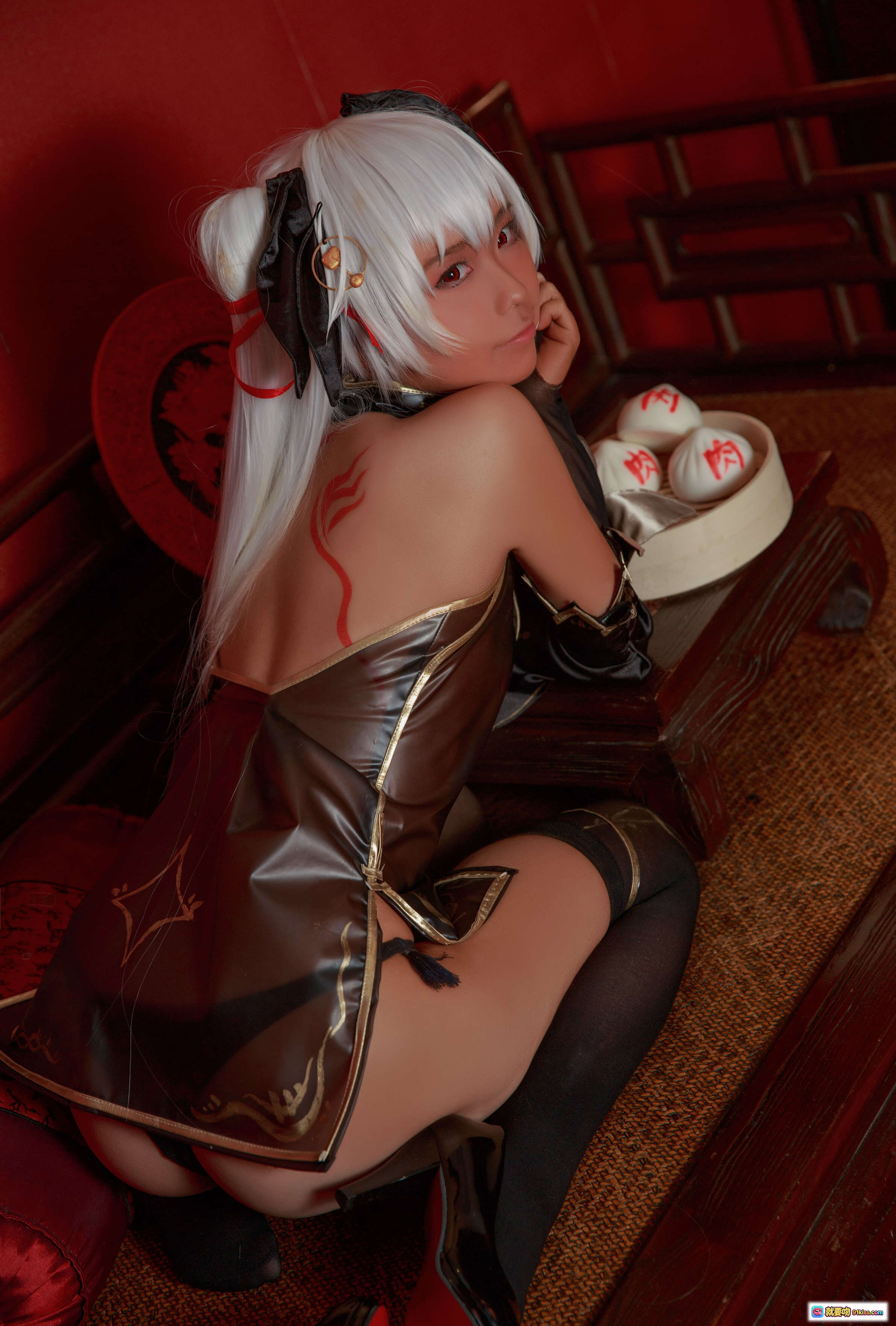 图片[2] - G44不会受伤 NO.024 褐色旗袍娘cosplay 白发双马尾 黑金装饰 高筒袜 持蒸笼写真 18P高清图集 - 就要吻